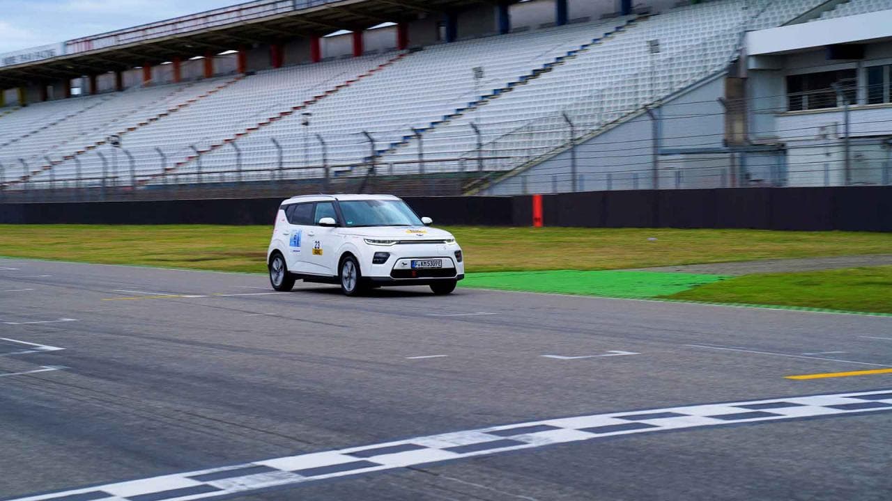 Cover Image for E-Auto: „From Track to Road“ – Learnings für die Langstrecke