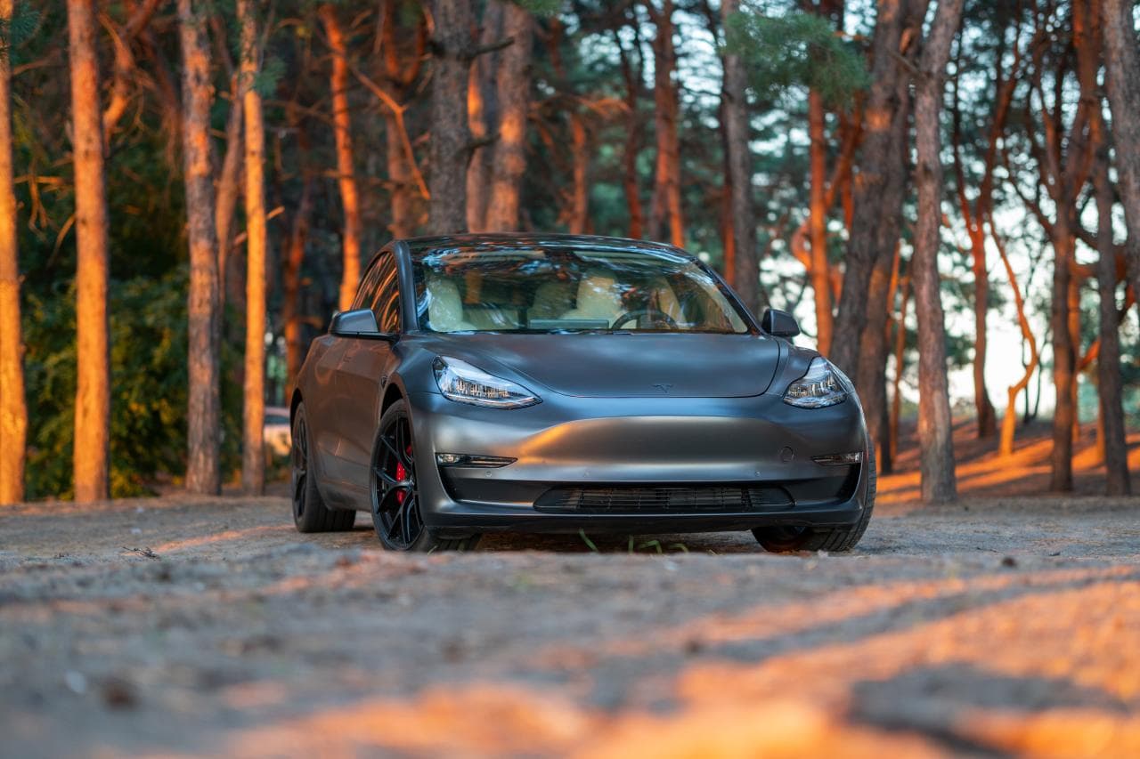 In 84 Tagen um die Welt mit Solarzellen-Tesla