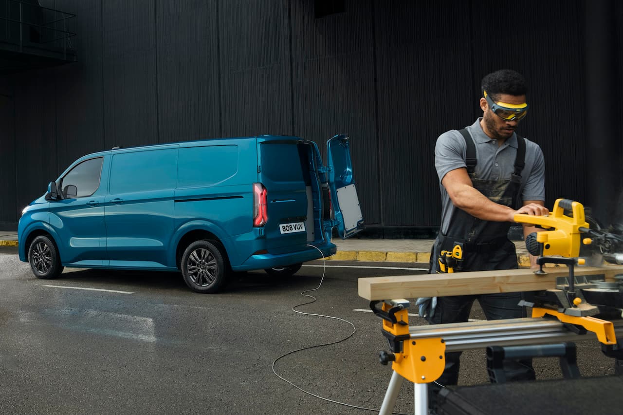 Cover Image for Ford Pro präsentiert vollelektrischen E-Transit Custom