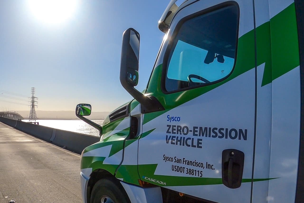 Daimler Truck liefert bis zu 800 E-Lkw an US-Lebensmittellieferanten