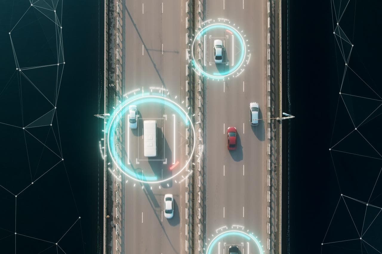 Cover Image for Trotz Reichweitenangst: E-Autos legen pro Jahr 19 Prozent mehr Kilometer zurück als Benziner