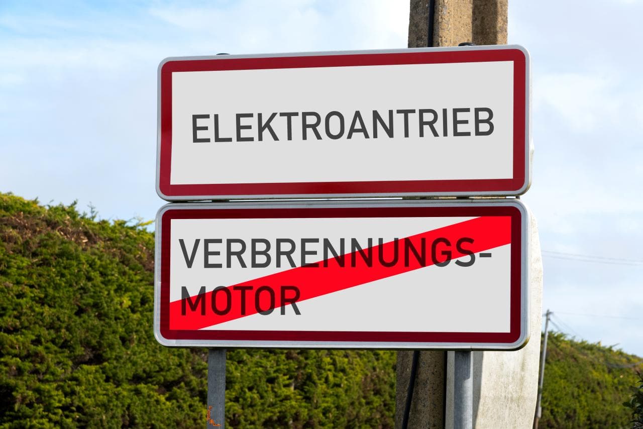 Cover Image for Breite Industriekoalition fordert Verbrenner-Ende ab 2035