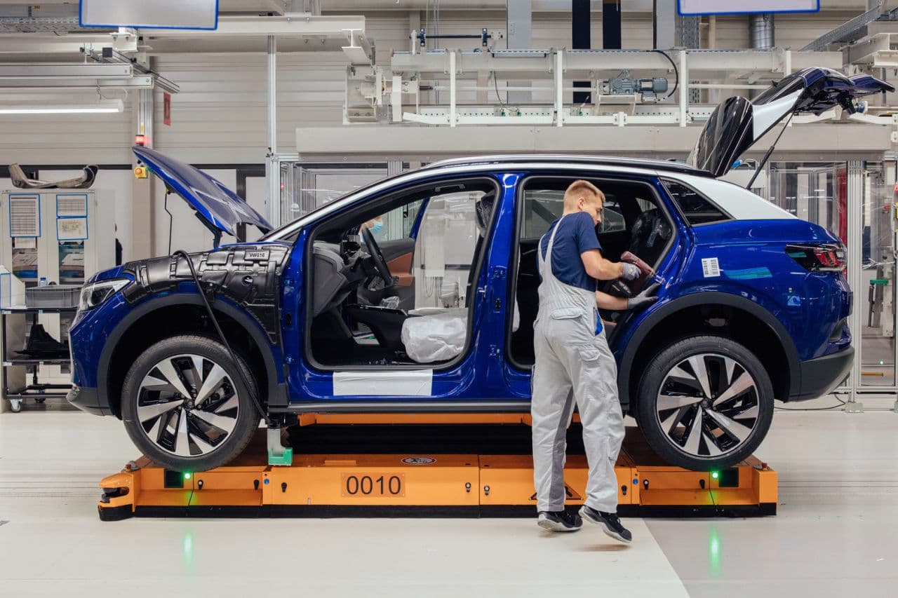 Cover Image for Volkswagen baut E-Fahrzeuge ab heute wieder in drei Schichten