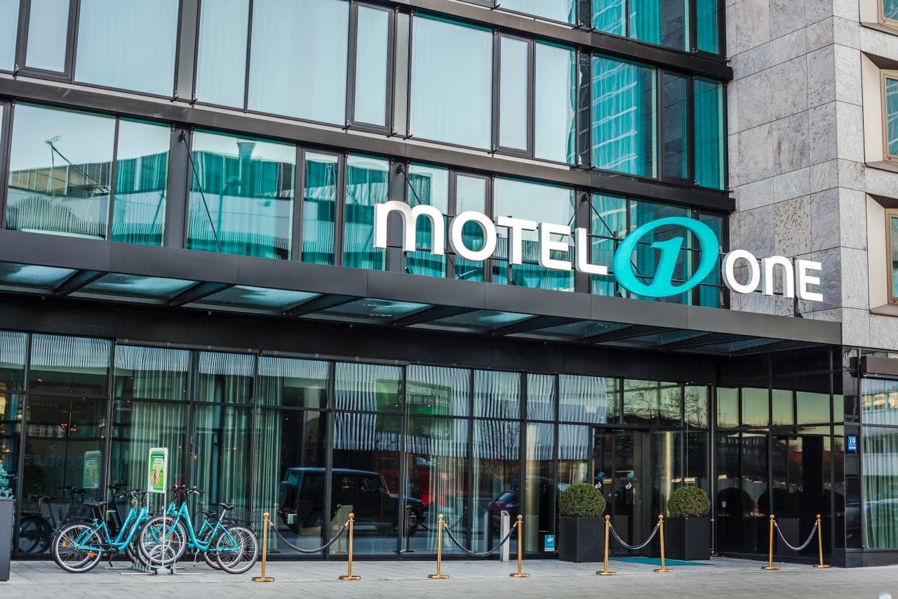 Cover Image for Motel One stattet deutsche Standorte mit Ladeinfrastruktur für E-Autos aus