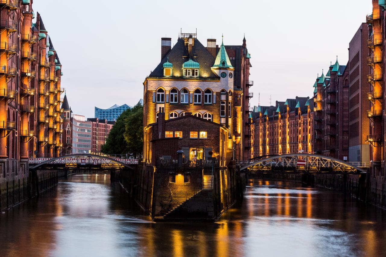 Cover Image for Hamburg bei E-Dienstwagen führend