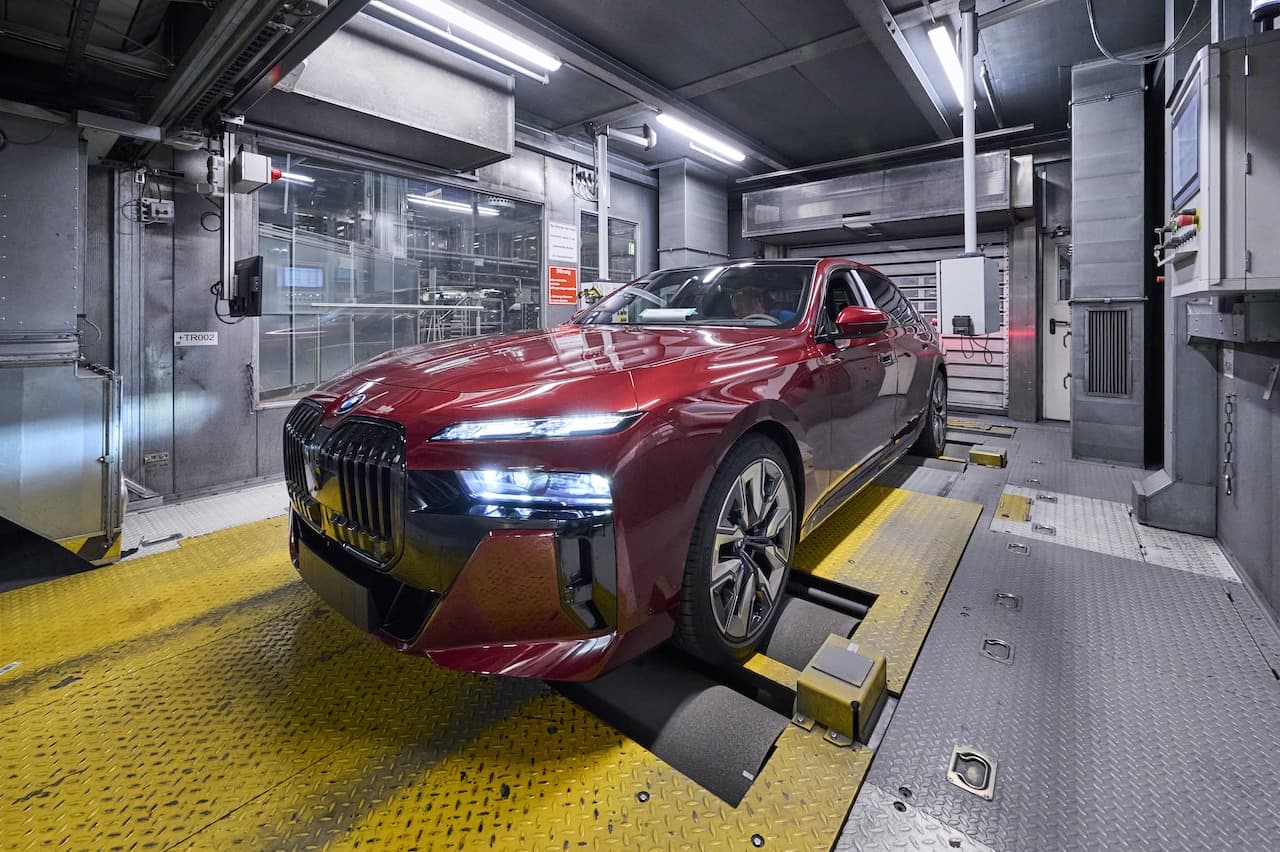 Cover Image for BMW startet Fertigung der Elektro-Luxuslimousine i7