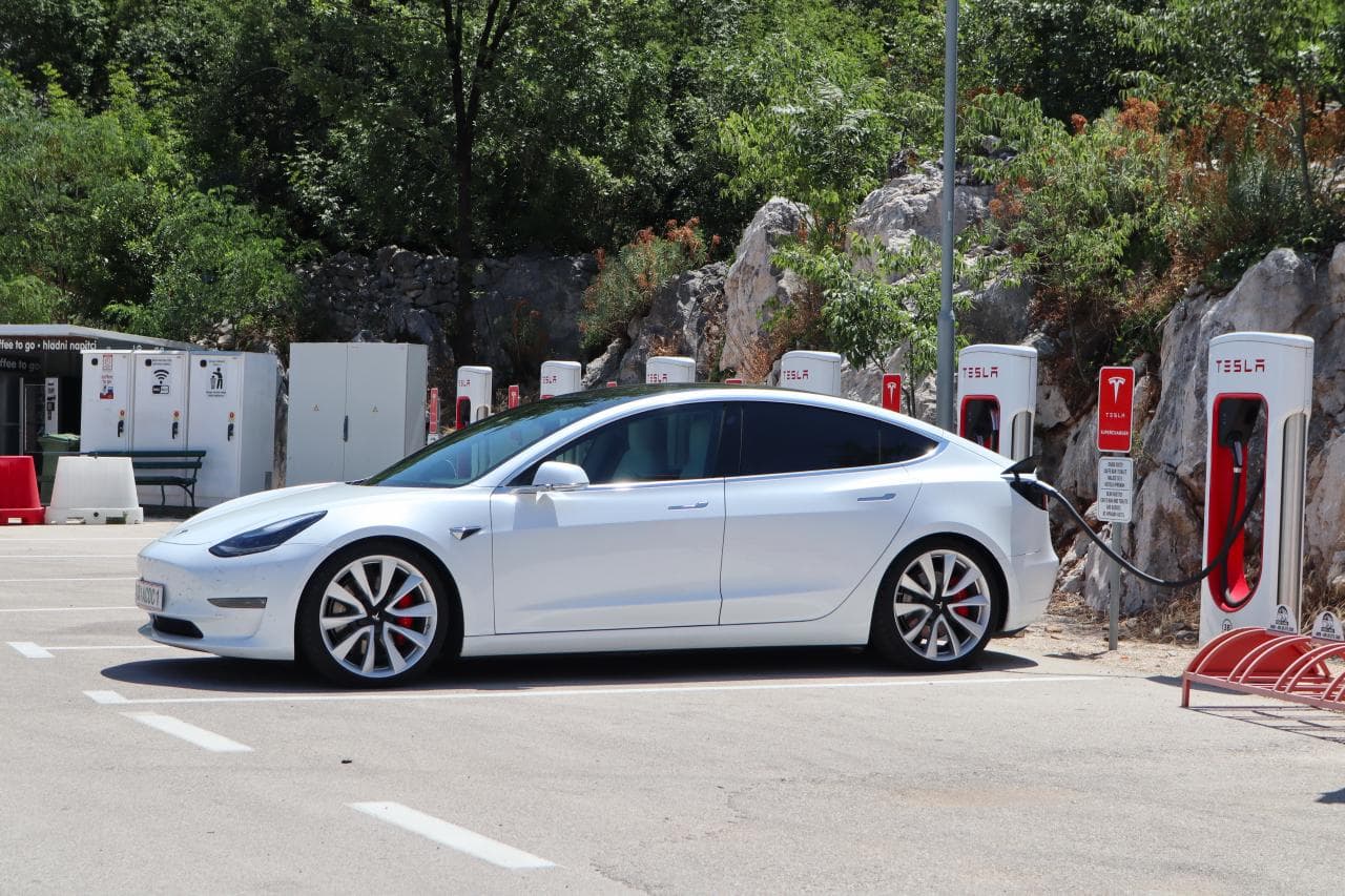 Cover Image for DAT: Akzeptanz von E-Autos nimmt stetig zu