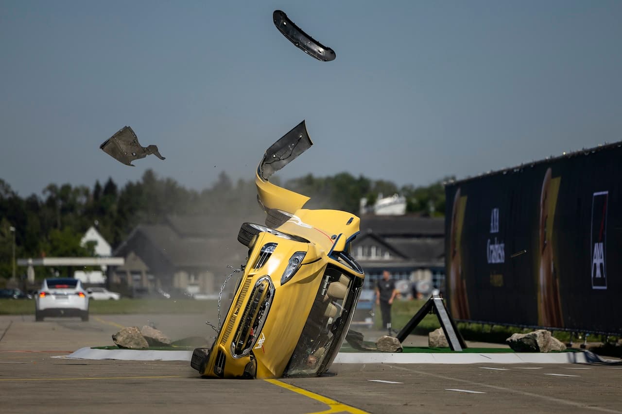 Cover Image for AXA E-Auto Crashtest über Fake-Feuer und ausgebaute Akkus