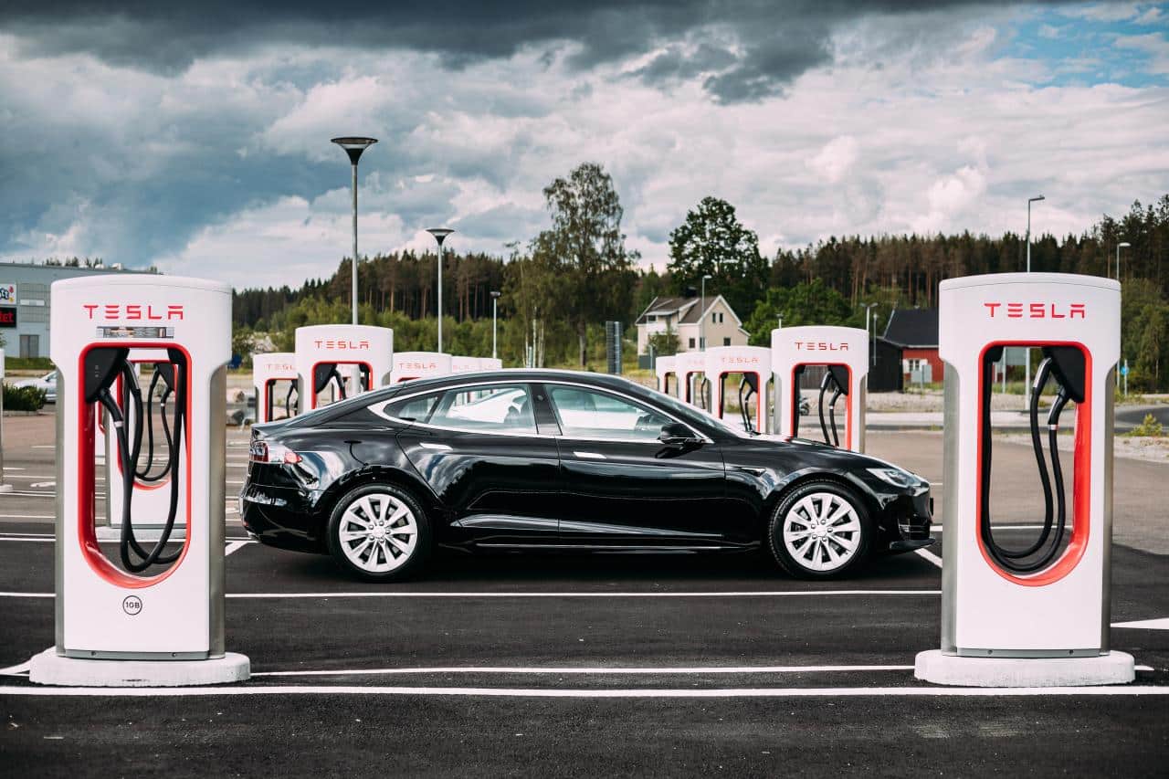 Cover Image for Tesla will 2023 mehr als zwei Millionen E-Autos verkaufen