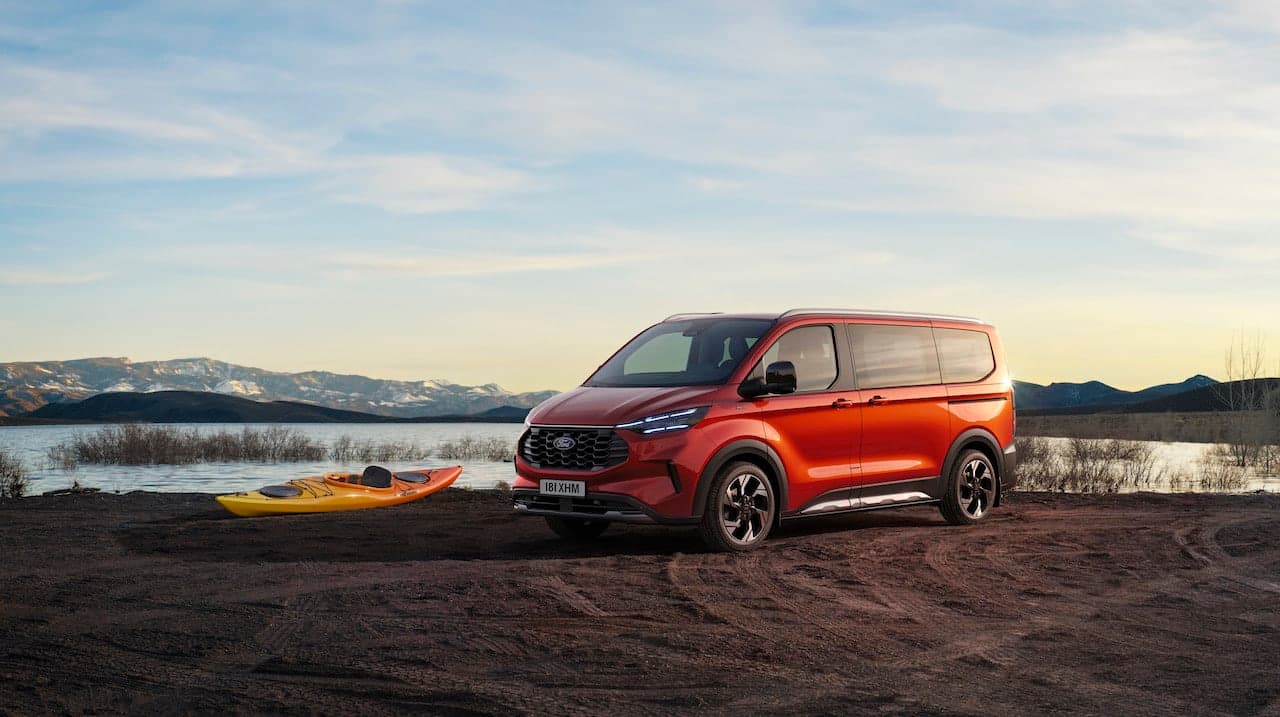 Cover Image for Großraum-Van unter Strom: Ford präsentiert neuen E-Tourneo Custom