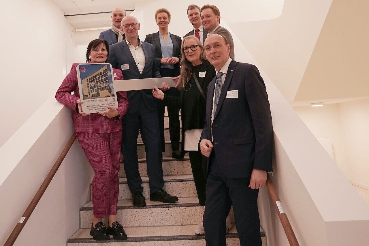 Cover Image for Innovatives Batterie-Forschungszentrum CARL in Aachen kann starten