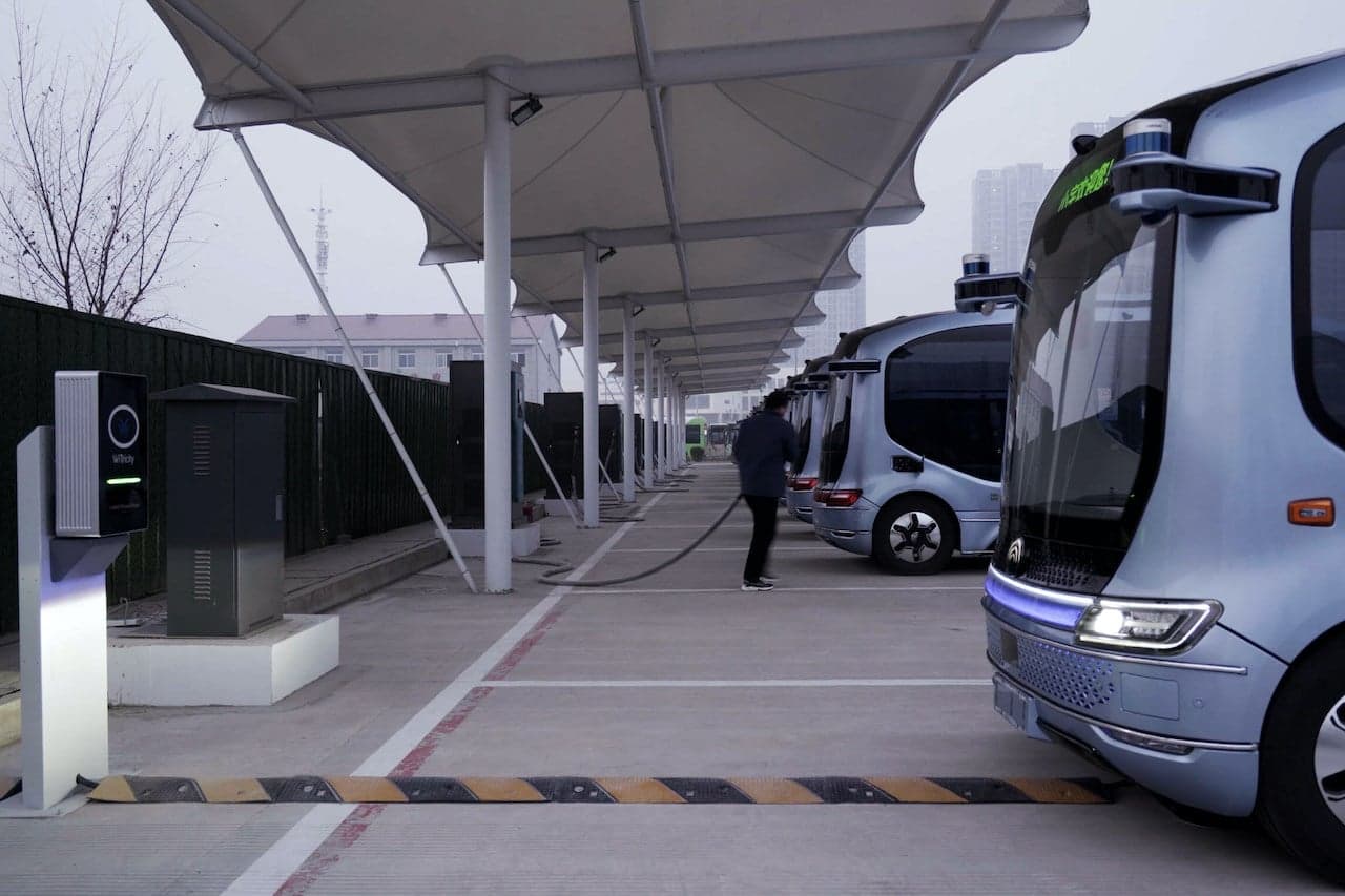 Cover Image for WiTricity lädt autonome E-Busse kabellos