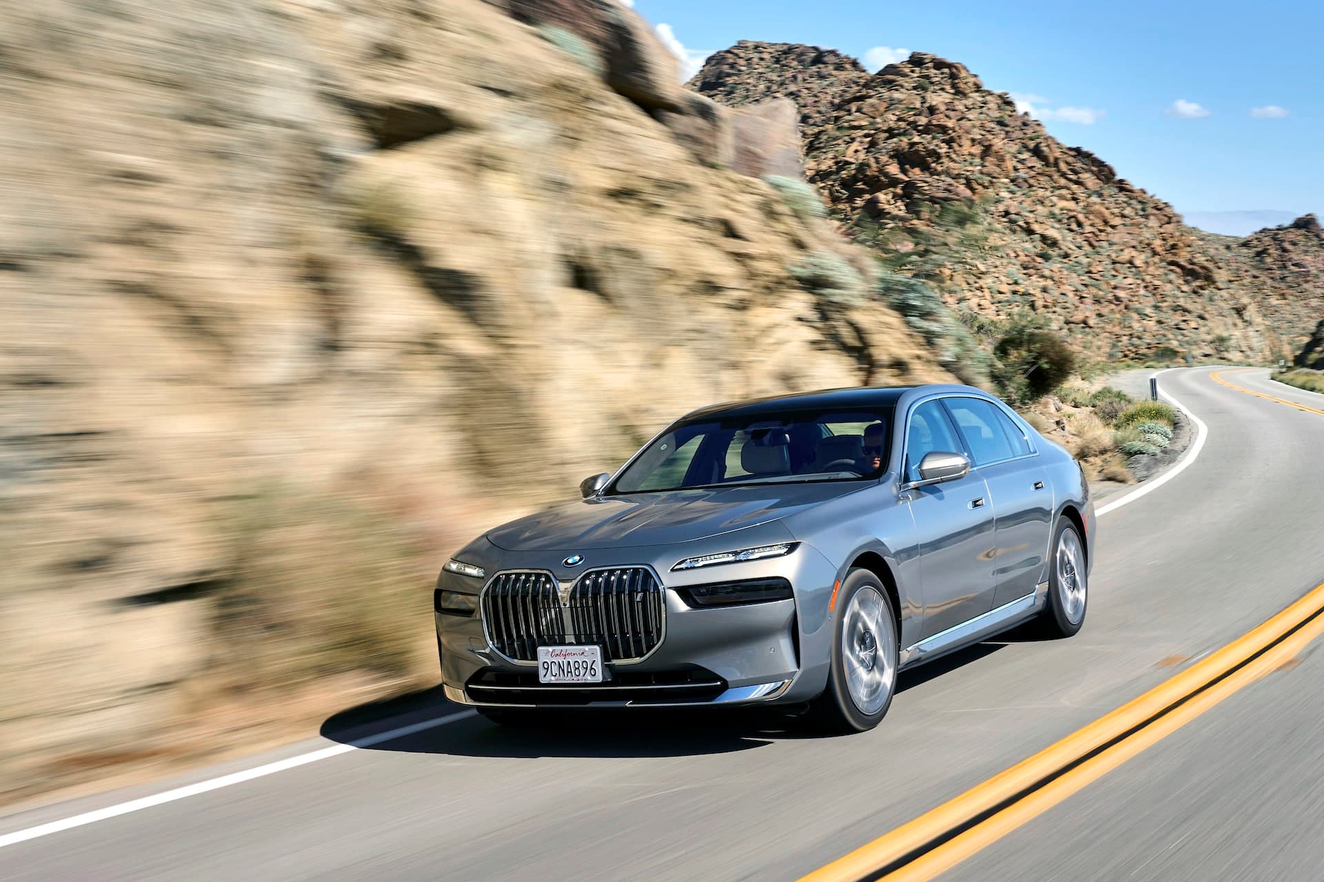 Cover Image for Schweizer Bundesräte fahren nun BMW i7 – und bald Fiat 500?