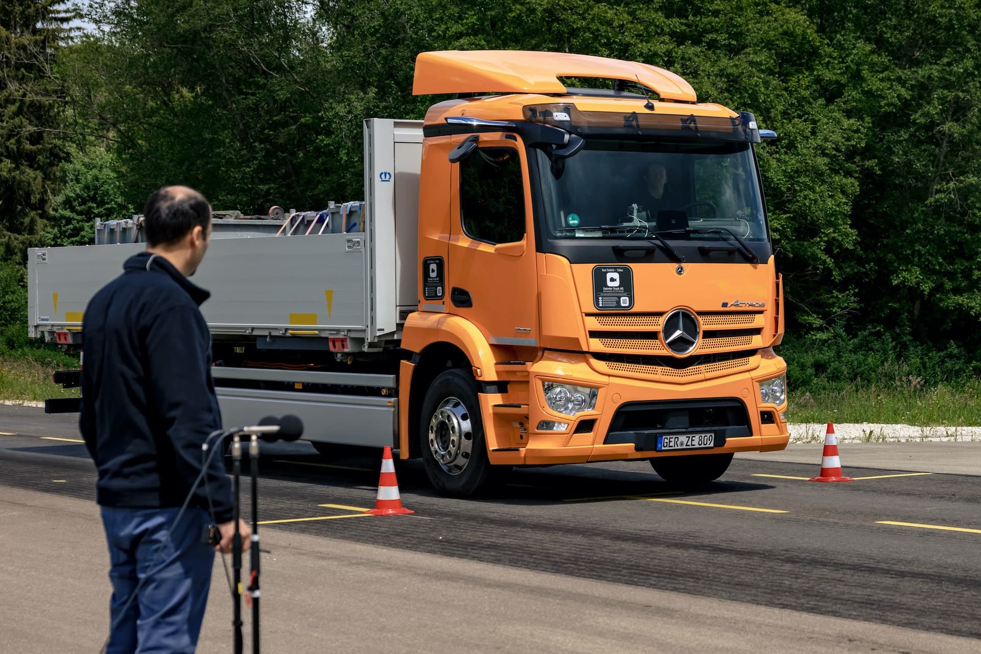 So testen Liebherr, Kässbohrer und Daimler ihre E-Fahrzeuge