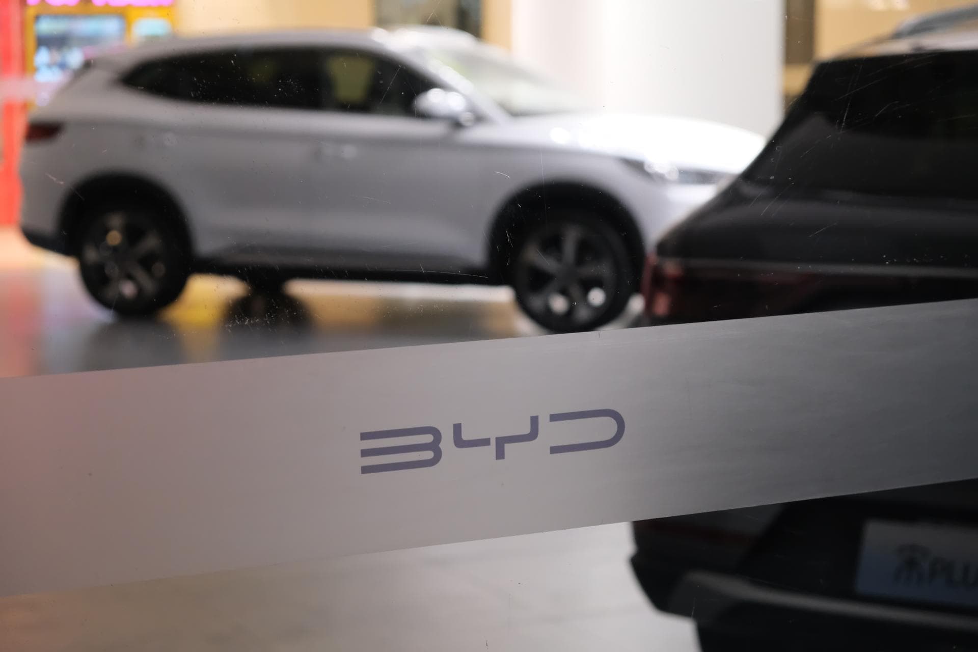 Cover Image for Elektroauto-Boom: Rekordverkäufe bei BYD und Tesla