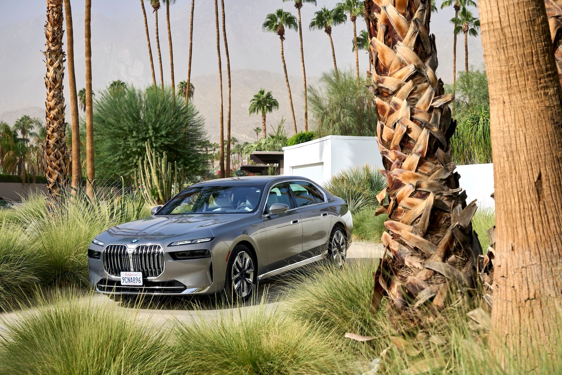 Cover Image for Ungleiches Testduell: BMW i7 M70 gegen Mercedes-AMG S63 E