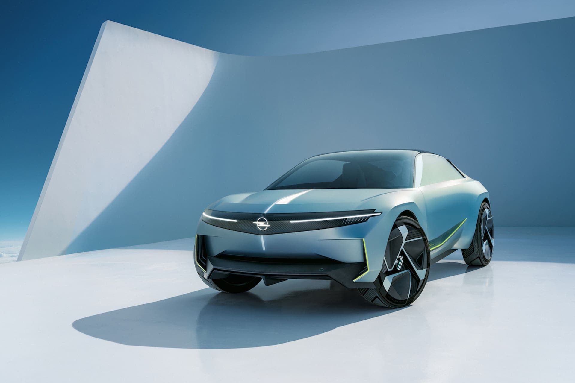 Cover Image for Opel Experimental: Abstecher auf die IAA