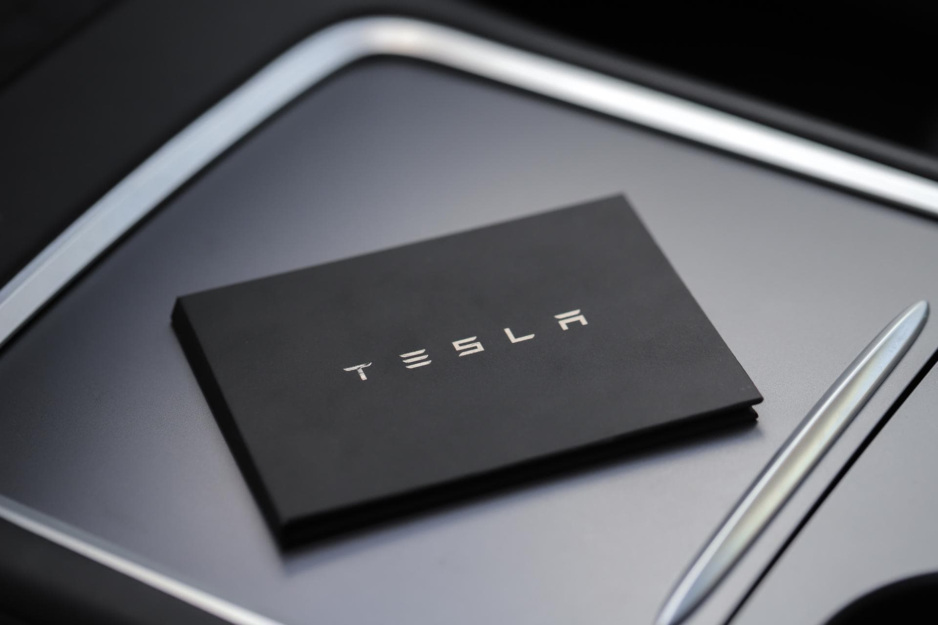 Cover Image for Tesla reagiert auf massives Datenleck (Tesla Files)