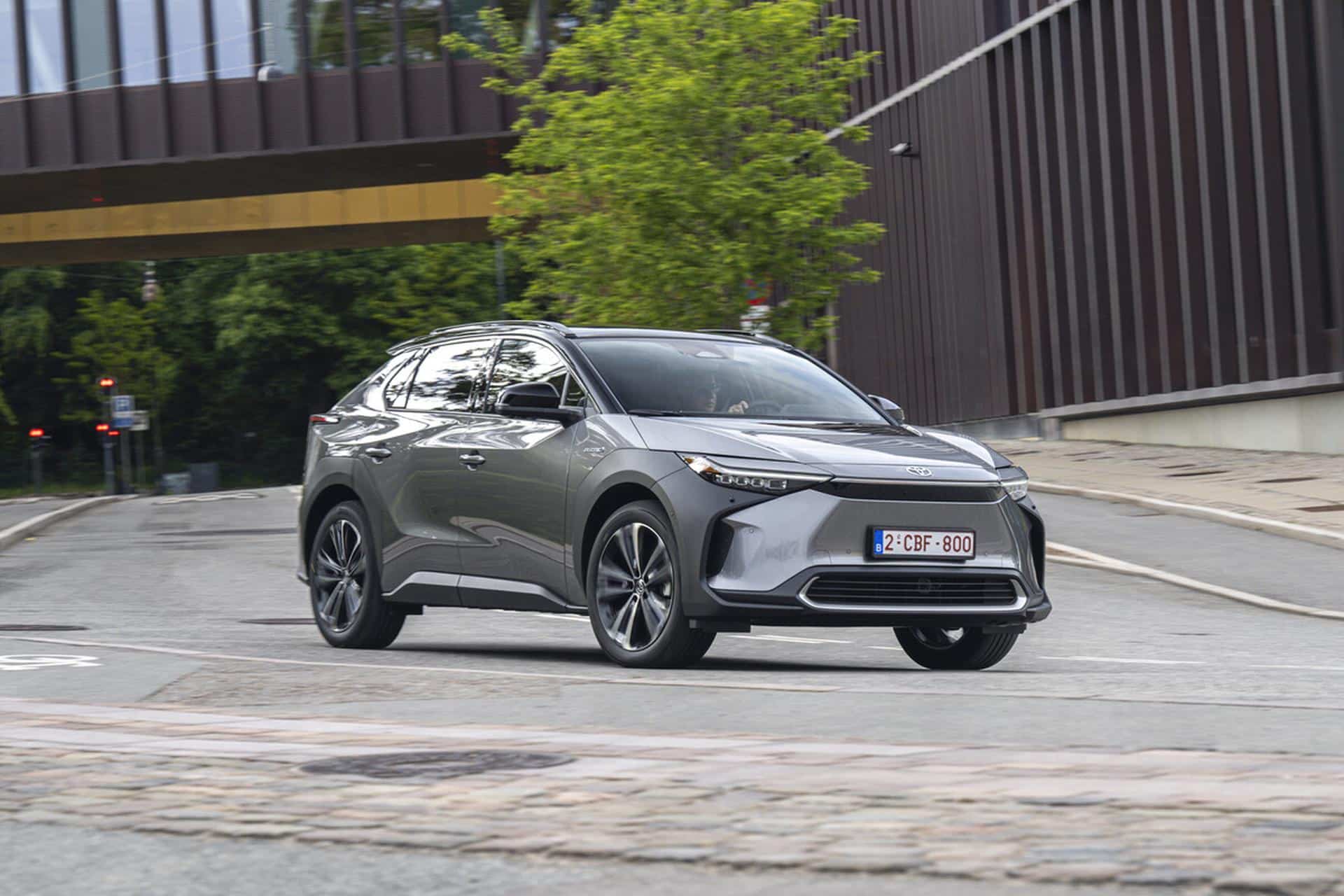 Cover Image for Toyota peilt 600.000 E-Autos pro Jahr an