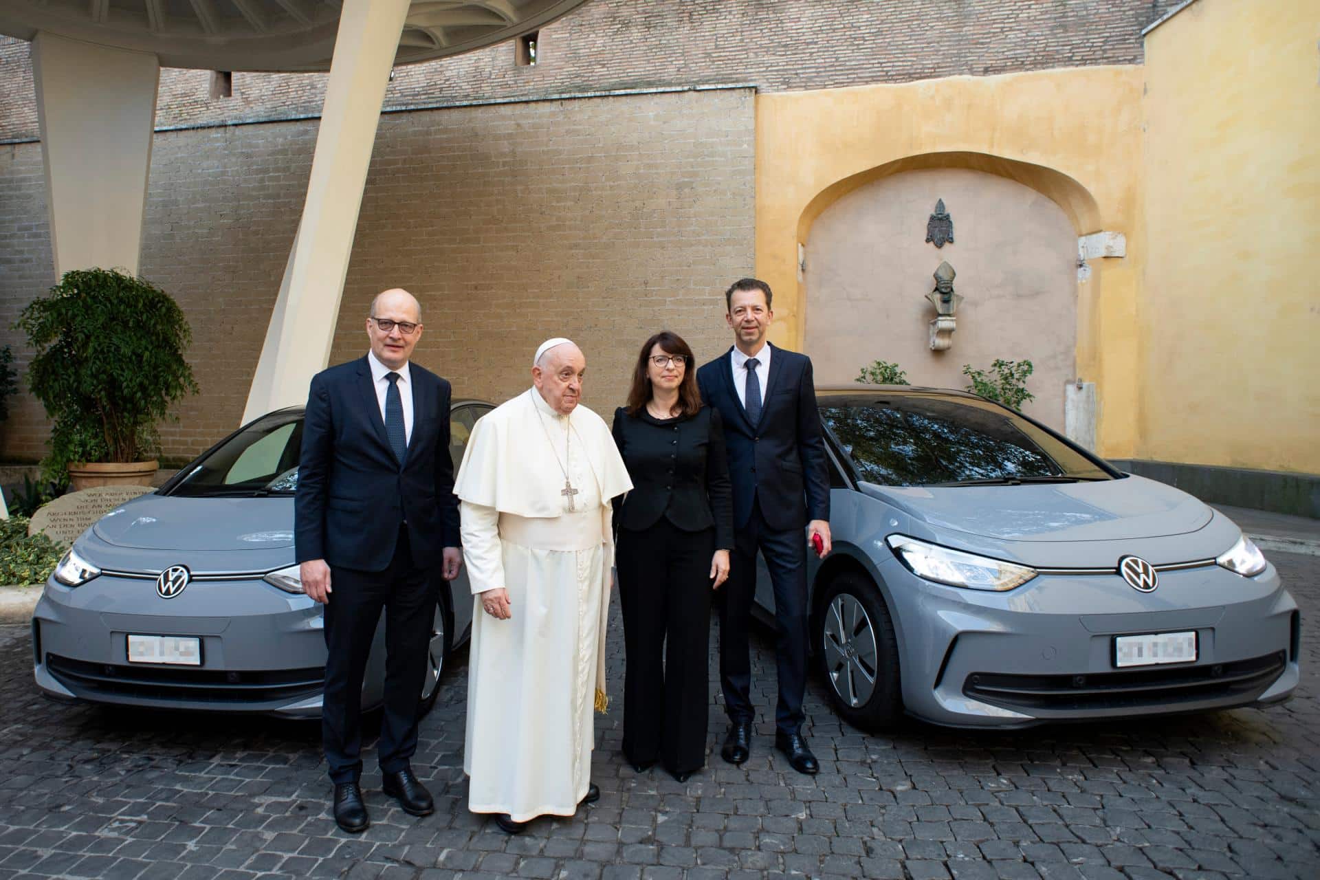 Papst Franziskus fährt E-Auto – von VW