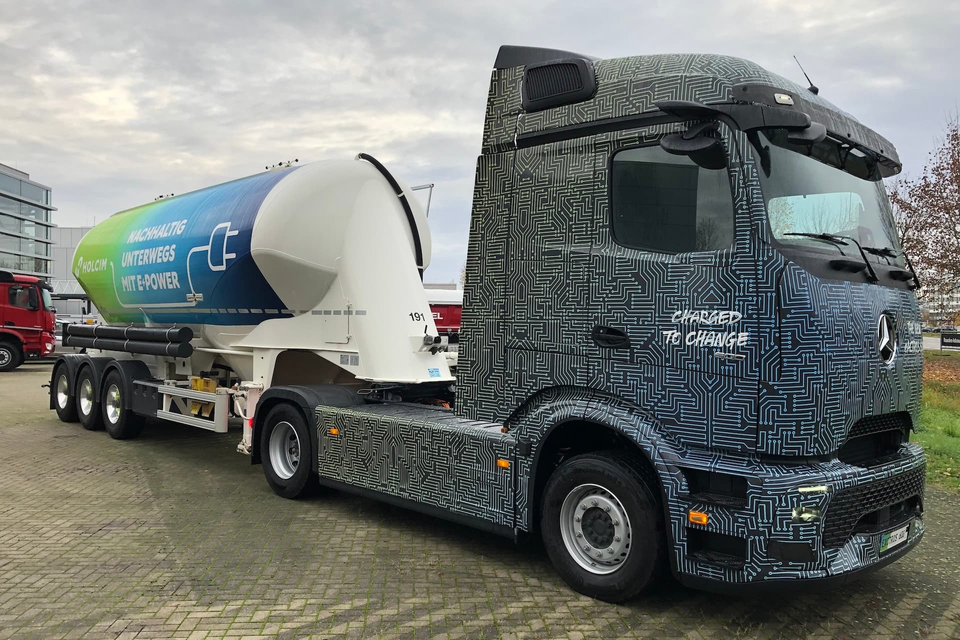 Cover Image for Holcim will 1000 Elektro-Lkw von Mercedes-Benz einflotten