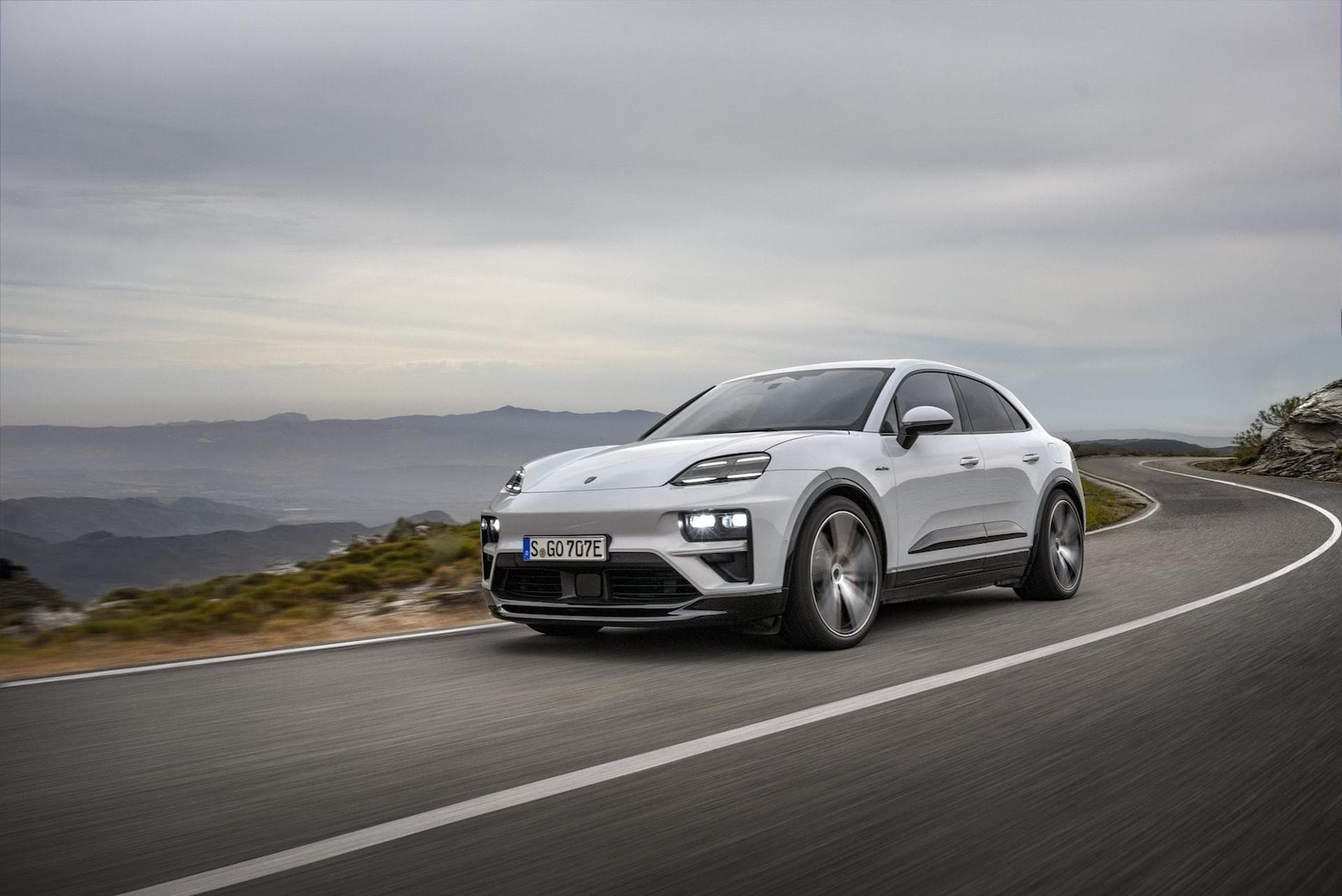 Cover Image for Schwaben-Duell unter Strom: Porsche Macan gegen Mercedes EQE SUV