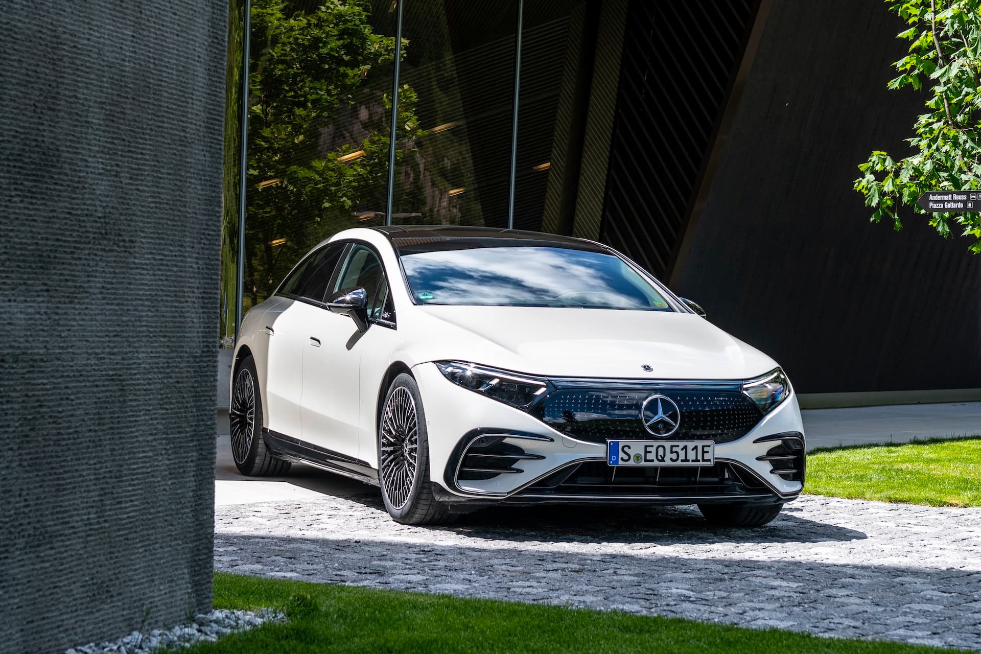 Cover Image for München-Berlin ohne Ladepause: Mercedes-Benz EQS 450+ gewinnt ADAC-Wintertest