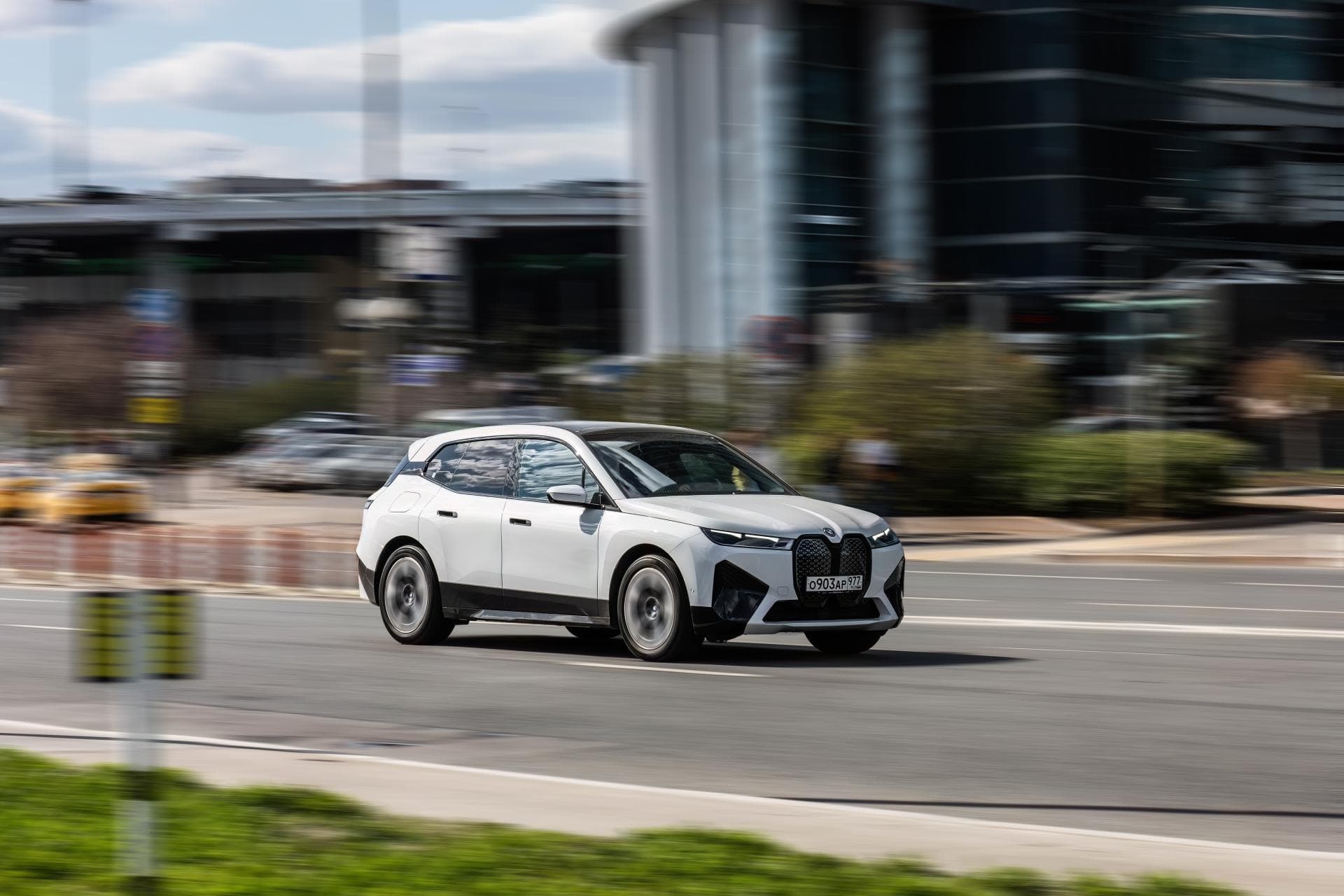 Cover Image for Elektro-SUVs halten fast 60 Prozent Marktanteil im Jahr 2023