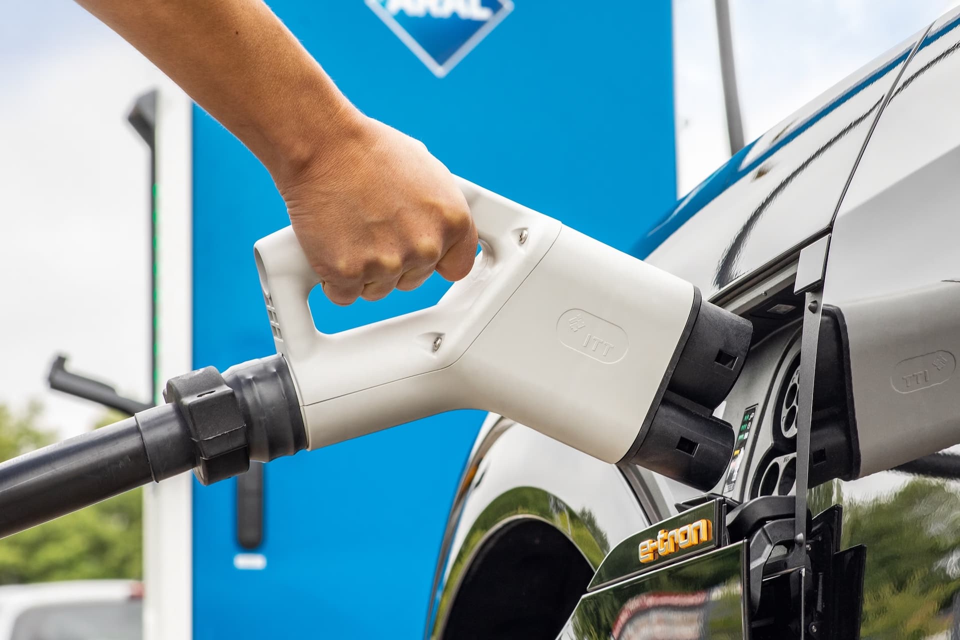 Cover Image for DAT-Report 2024: Mehrheit möchte noch nicht aufs E-Auto umsteigen