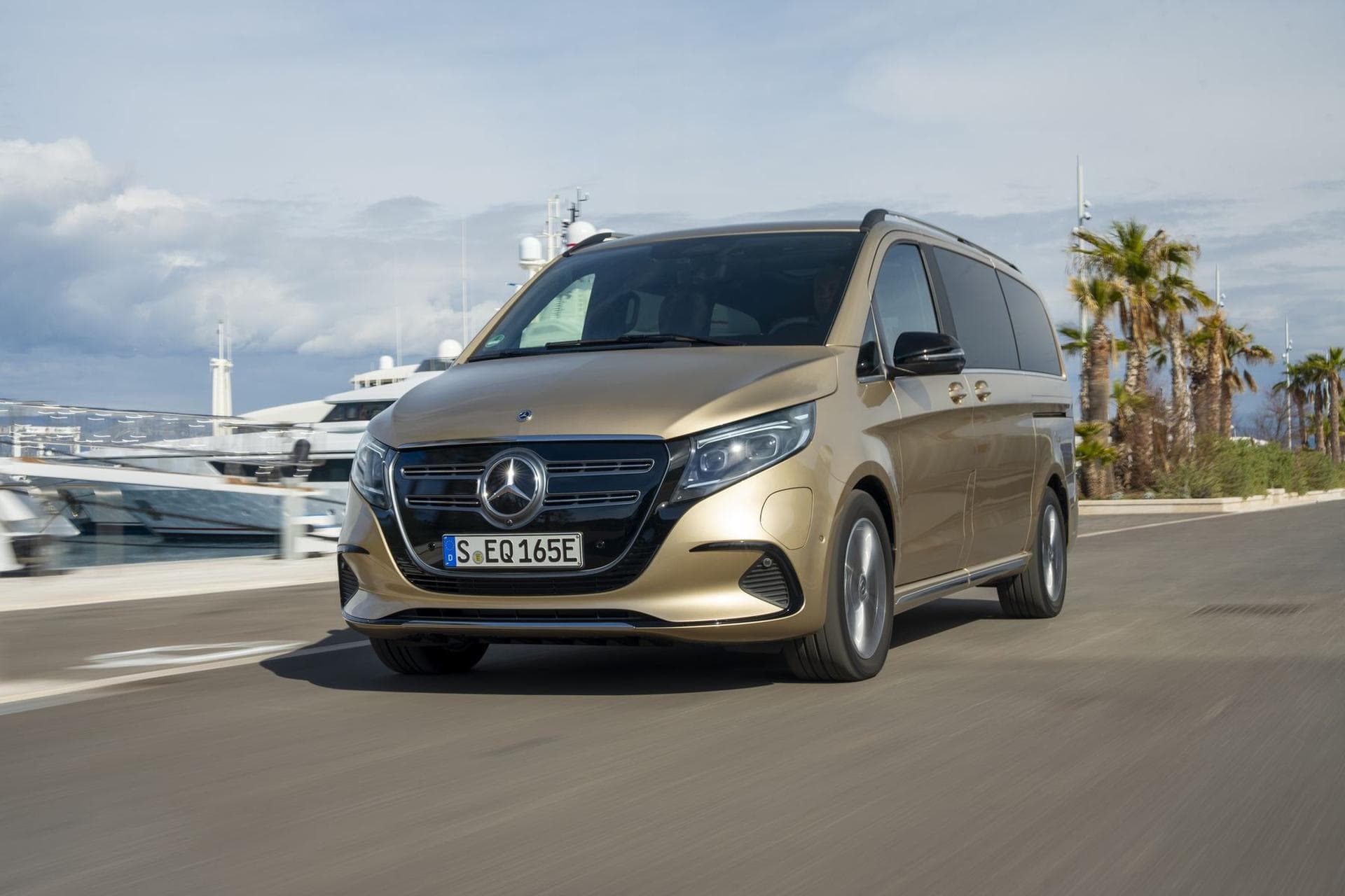 Cover Image for Bester Platz: hinten rechts – Fahrbericht des neuen Mercedes EQV