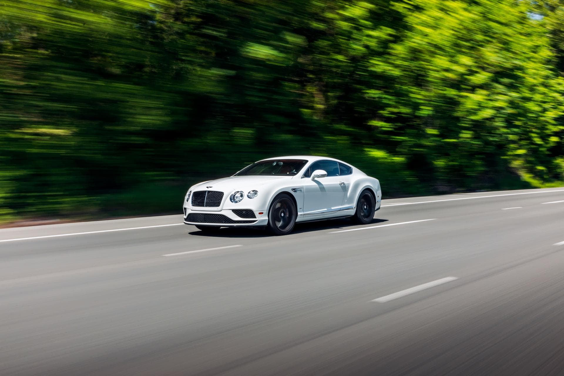 Cover Image for Bentley: Erstes E-Auto erst Ende 2026 auf der Straße