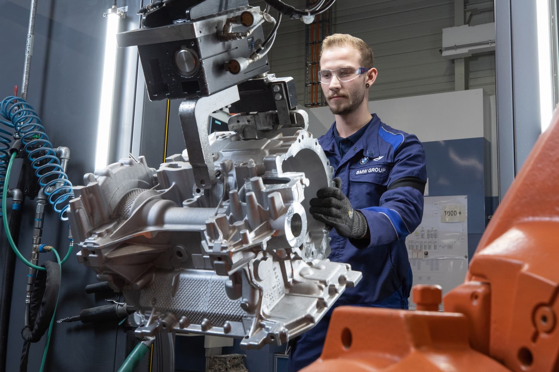 Cover Image for BMW trimmt Komponentenfertigung auf E-Mobilität