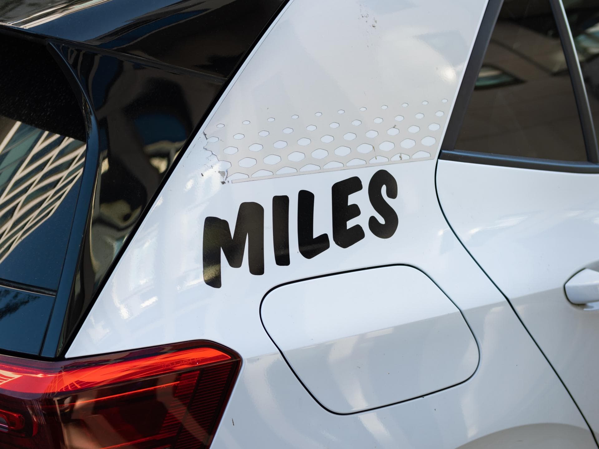 Cover Image for Sixt und Miles: Weniger Elektroautos wegen Marktdruck