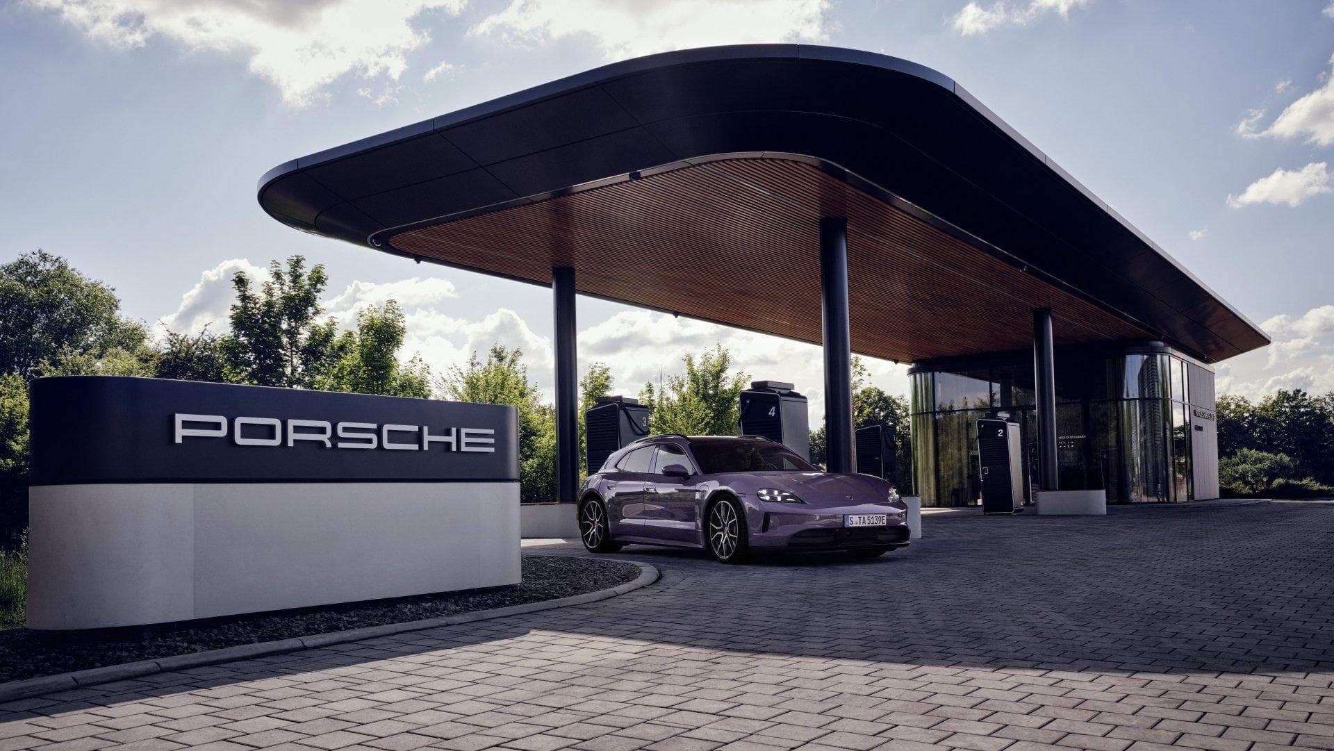 Cover Image for Porsche eröffnet Lade-Lounge an der A9 bei Ingolstadt