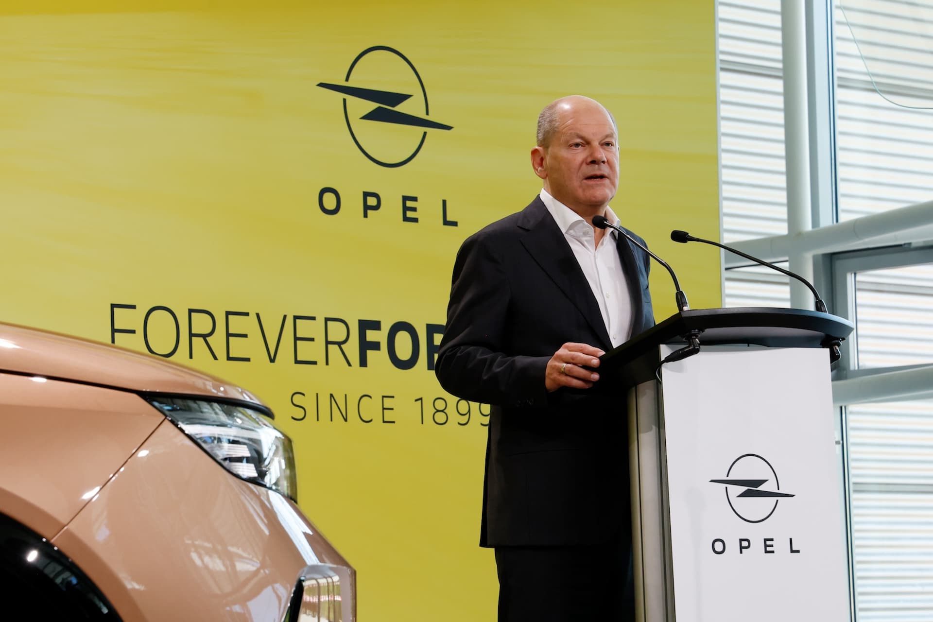 Cover Image for Kanzler Scholz bei Opel: „Wir stehen zur Elektromobilität“