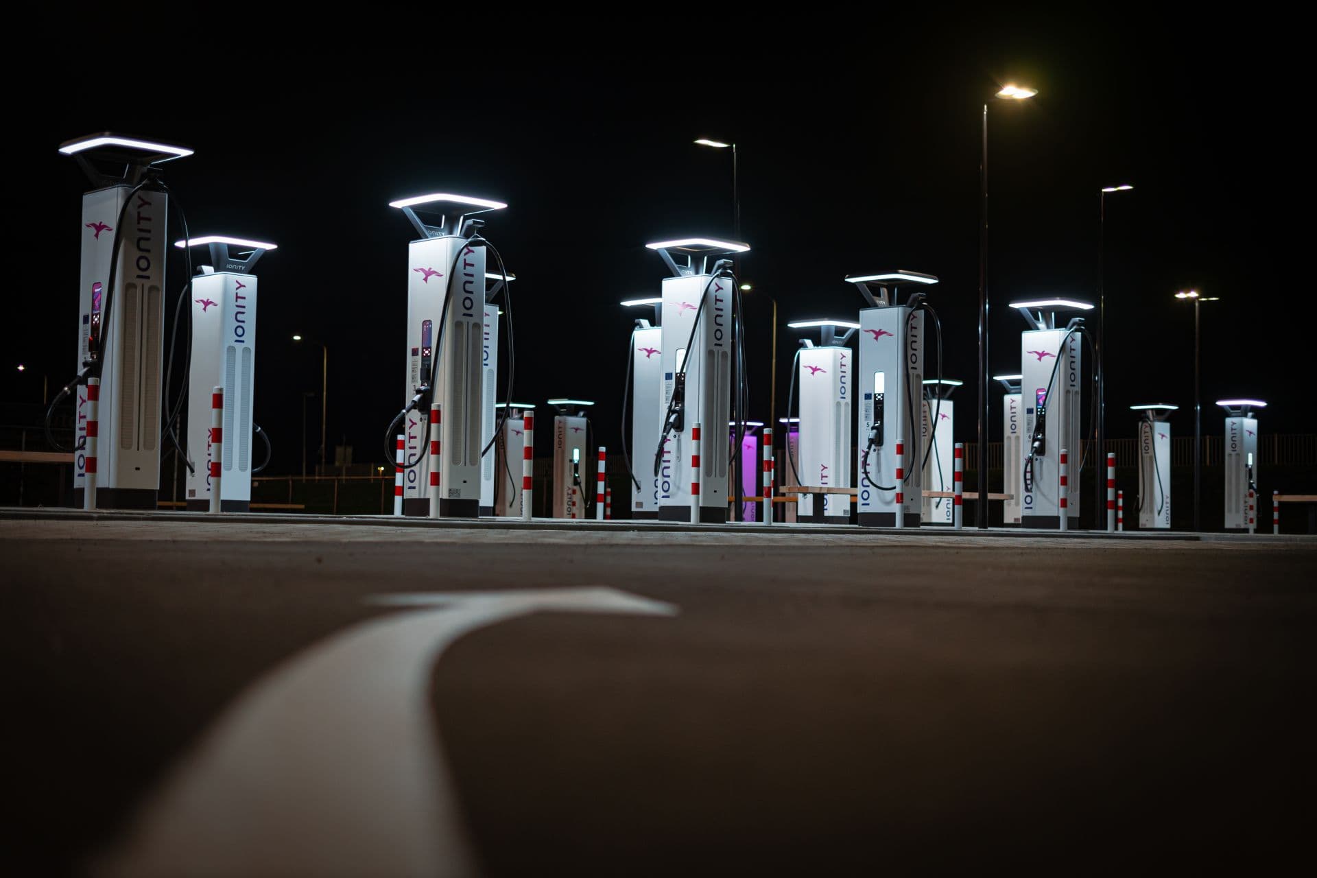 Cover Image for Warum fertige Ladeparks oft ohne Strom bleiben