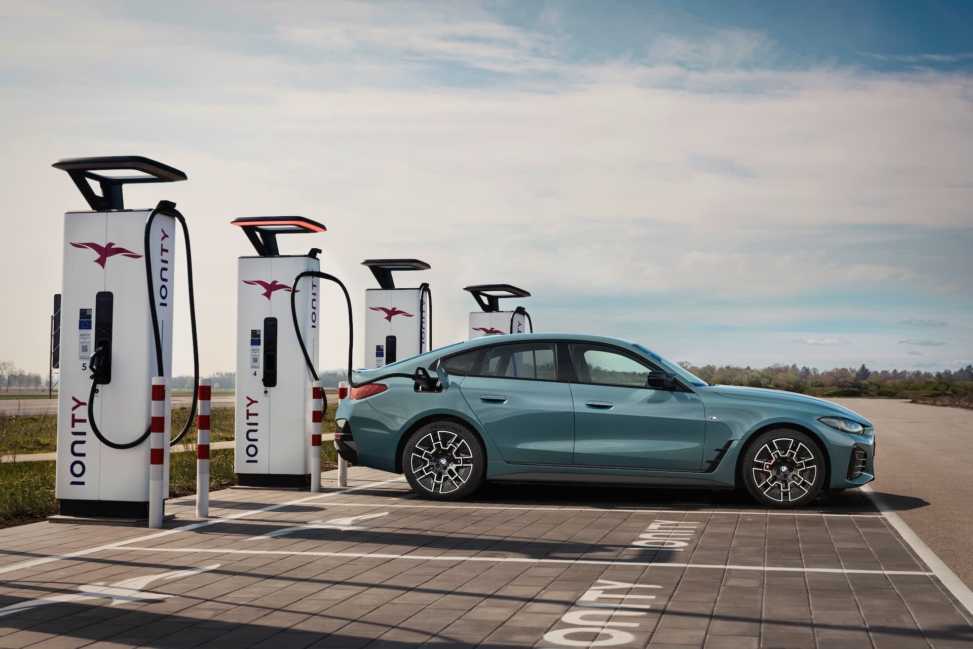 Cover Image for Wie BMW per App Verbrenner-Fahrer vom E-Auto überzeugen will