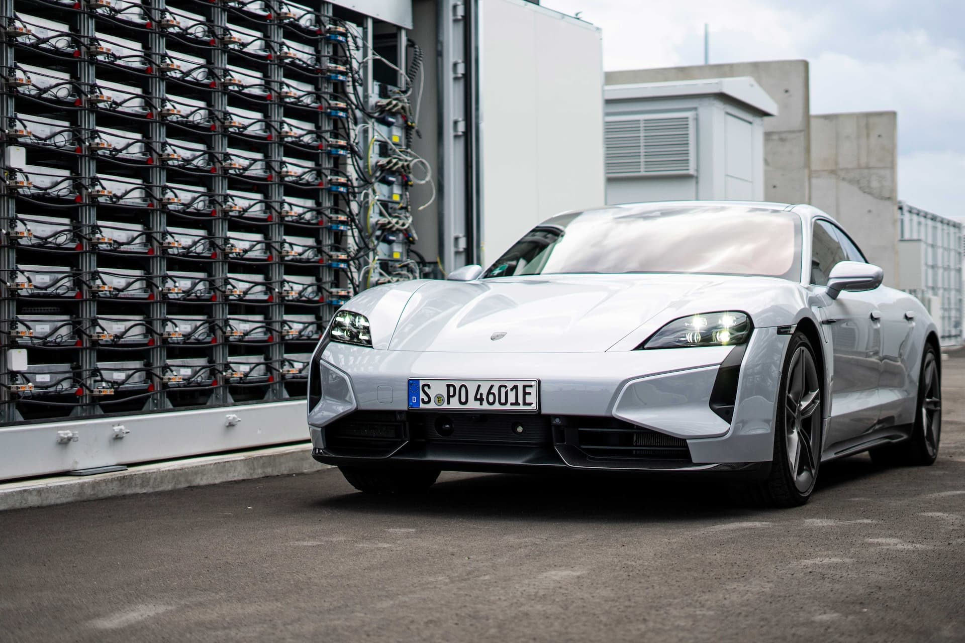 Cover Image for Wie aus gebrauchten Taycan-Batterien ein Energiespeicher für das Werk Leipzig wurde