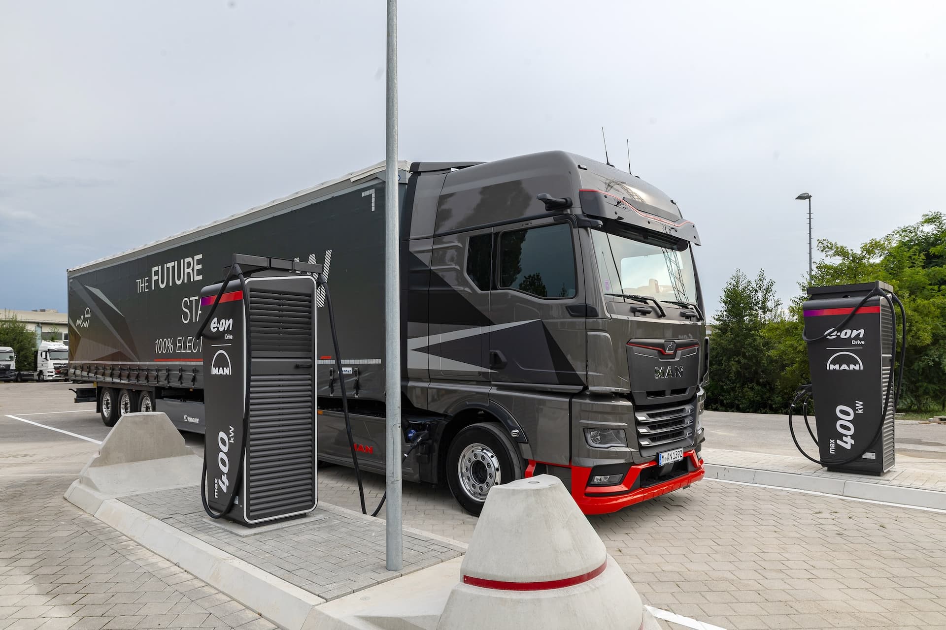 Cover Image for Eon und MAN weihen erste Ladestandorte für Elektro-Lkw ein