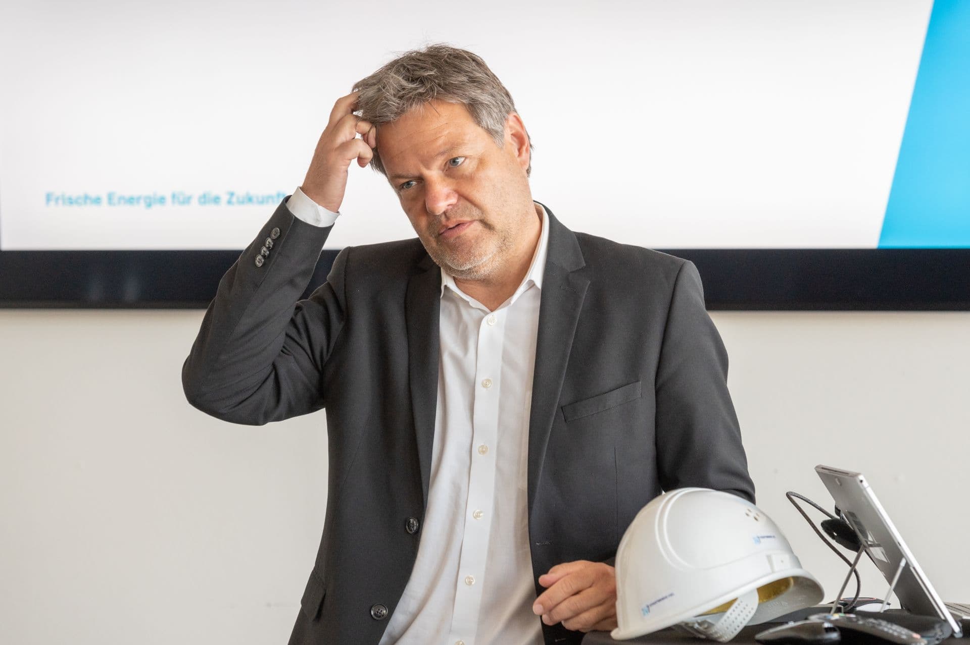 Cover Image for Habeck kündigt Steuererleichterungen für E-Autos an