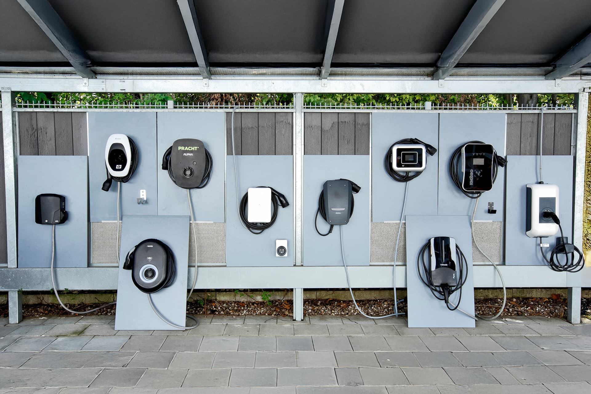 Cover Image for E-Auto-Laden: Günstigste Wallbox gewinnt im ADAC-Test