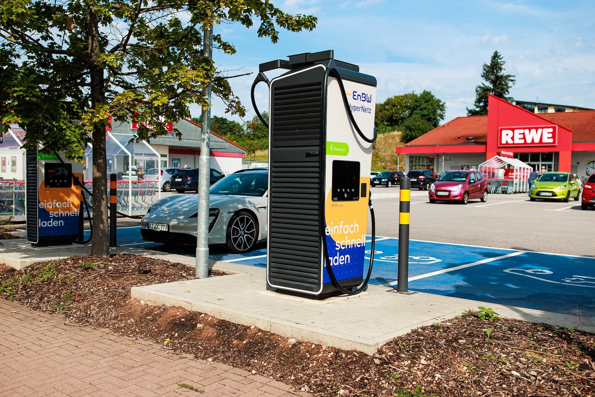 Cover Image for 1000 Märkte bis 2030: EnBW und Rewe weiten Lade-Partnerschaft aus