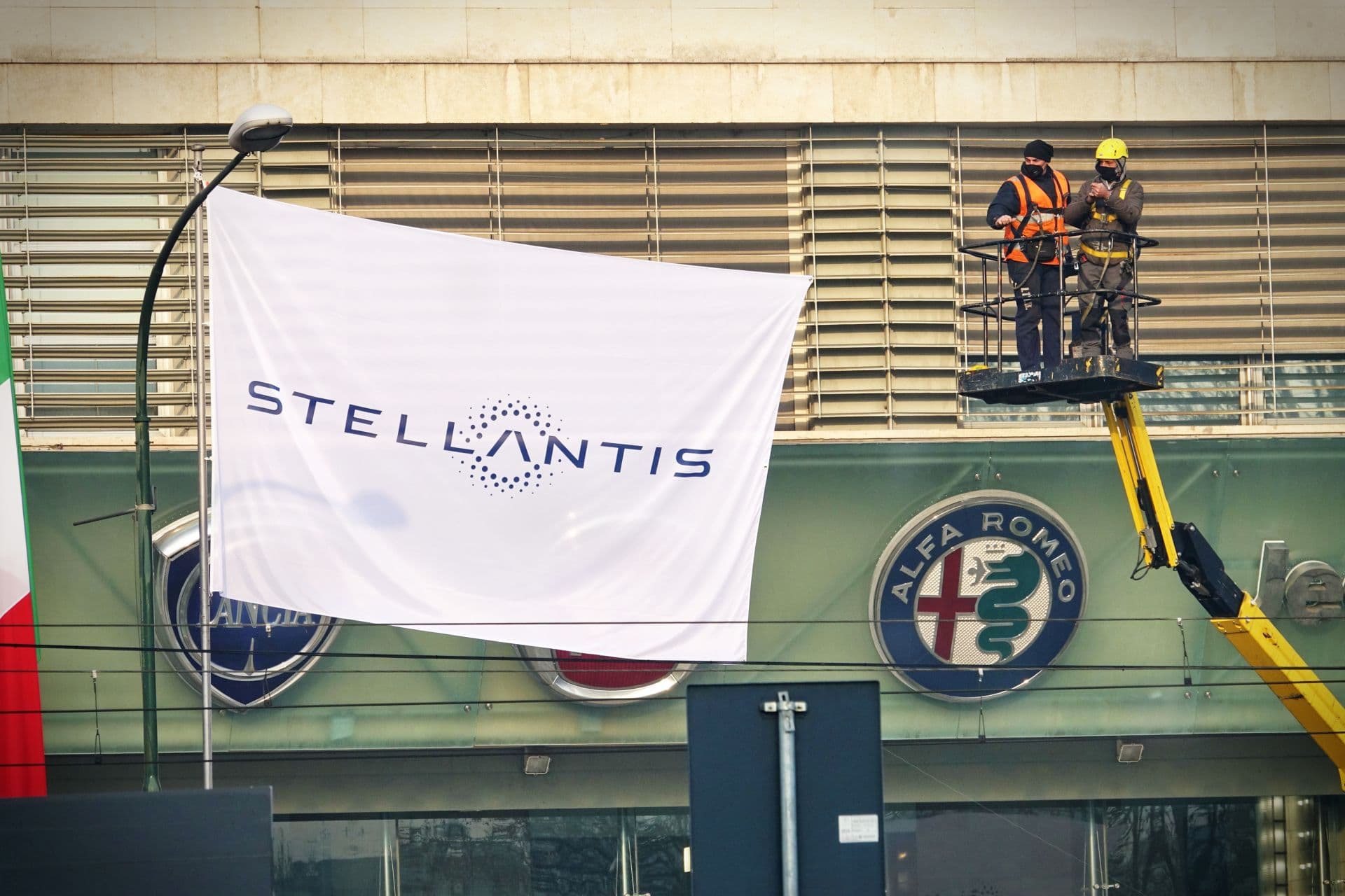 Cover Image for Stellantis startet elektrisierend ins Jahr – trotz düsterer Bilanz 2024