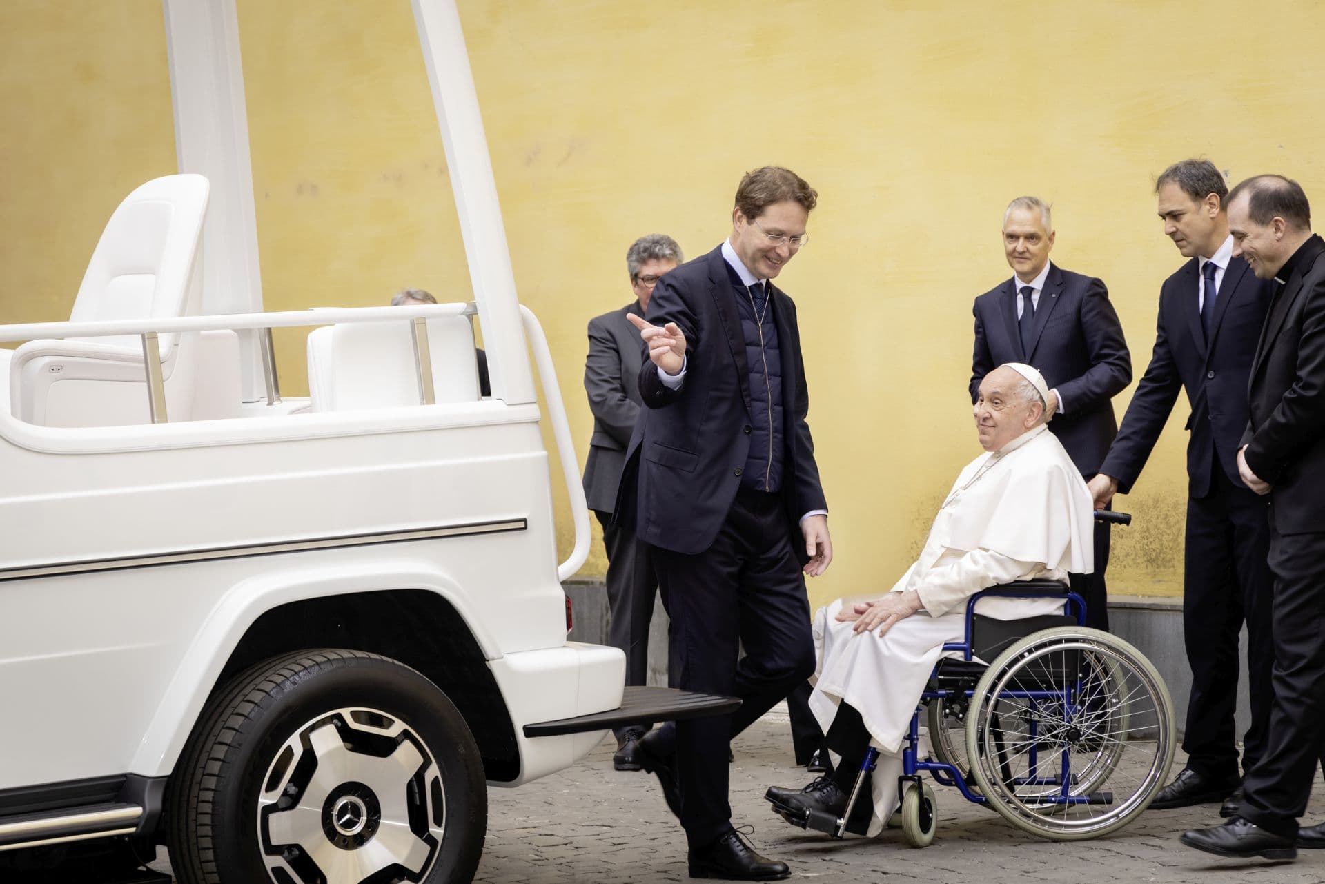 Cover Image for Mercedes Papamobil: Der Papst fährt jetzt elektrisch