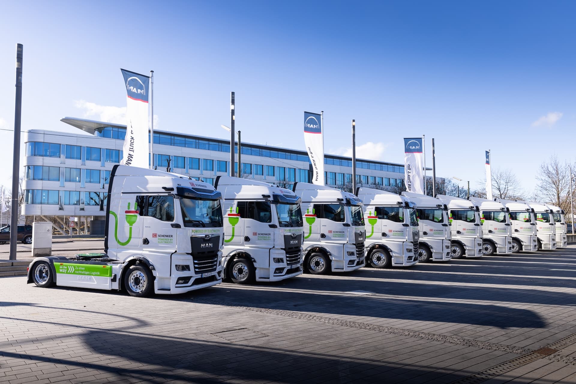 Cover Image for DB Schenker flottet die ersten zehn von 150 MAN-Elektro-Lkw ein
