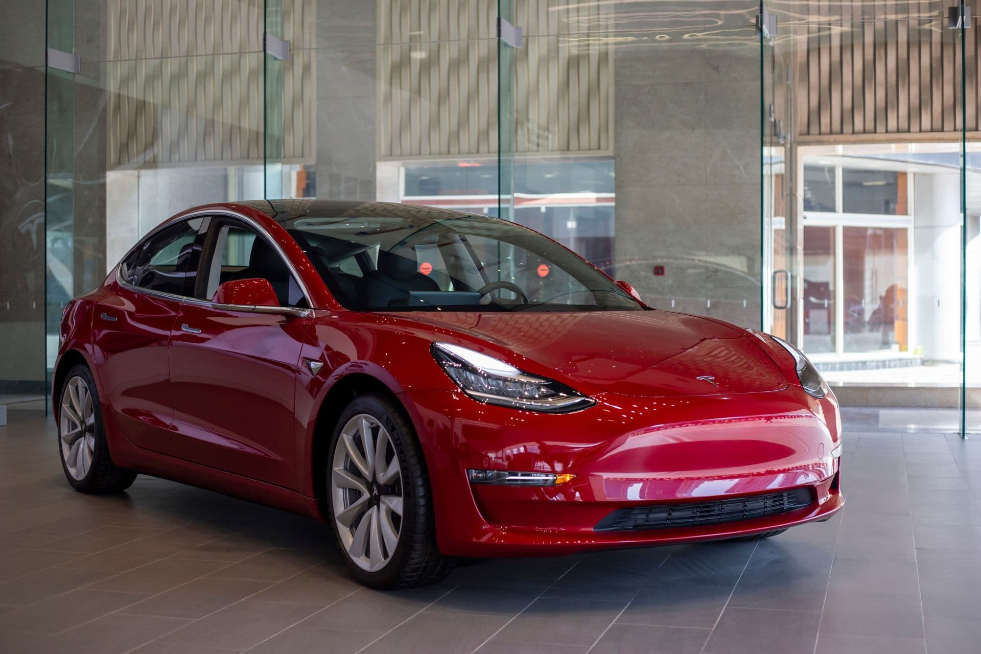 Cover Image for Tesla 2024: Gewinneinbruch trotz steigender Produktion