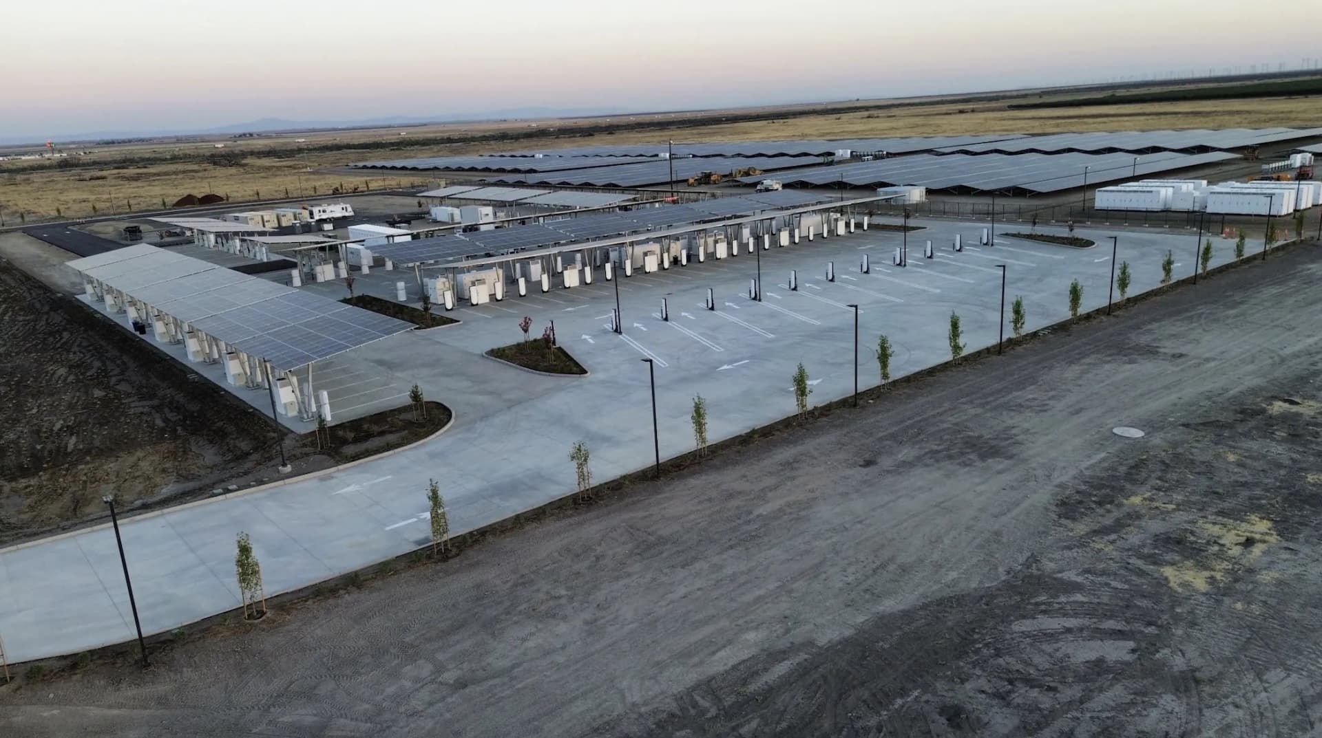 Cover Image for Tesla eröffnet riesige netzautarke Supercharger-Oase