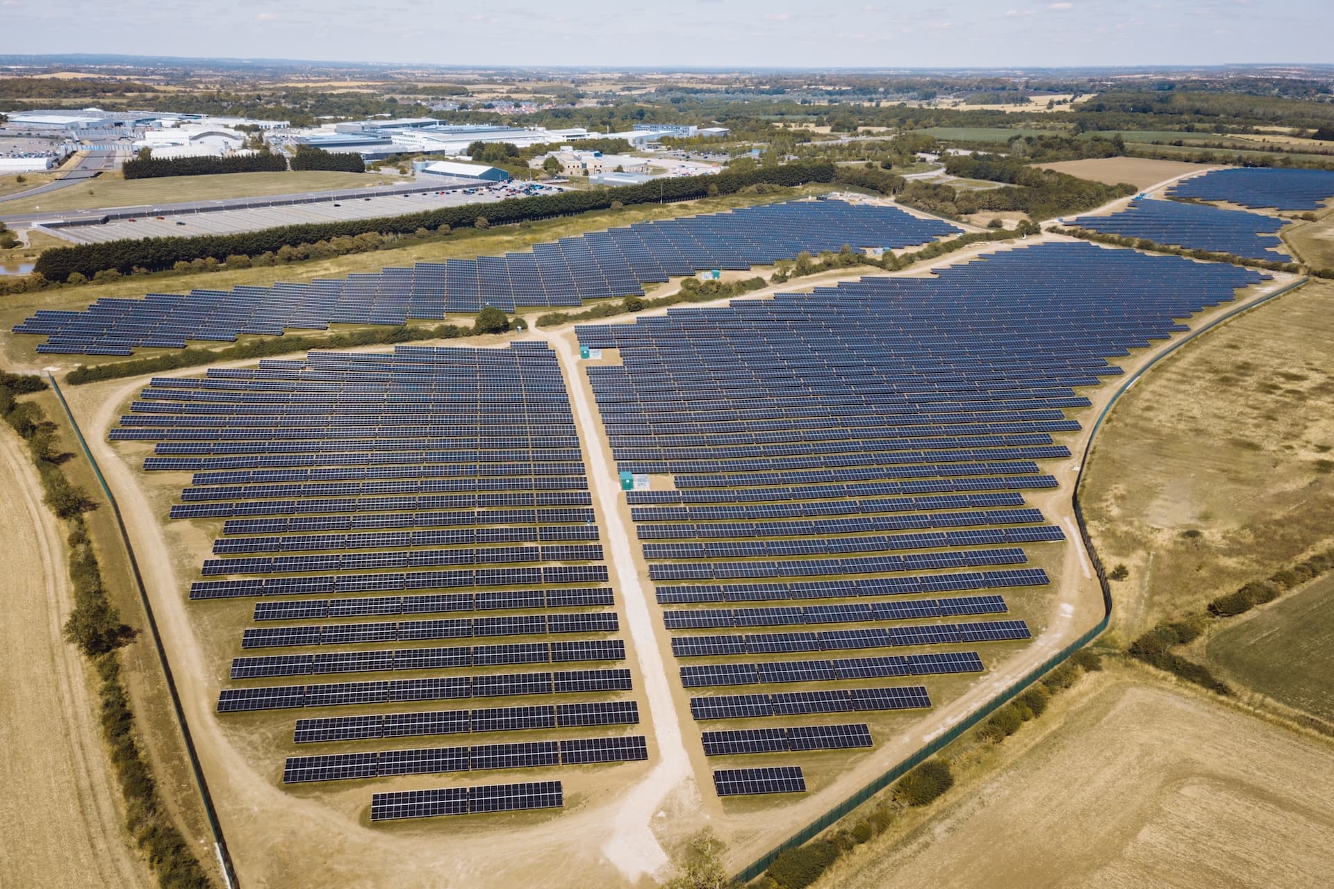 Cover Image for JLR öffnet Solarpark mit 18 Megawatt Leistung