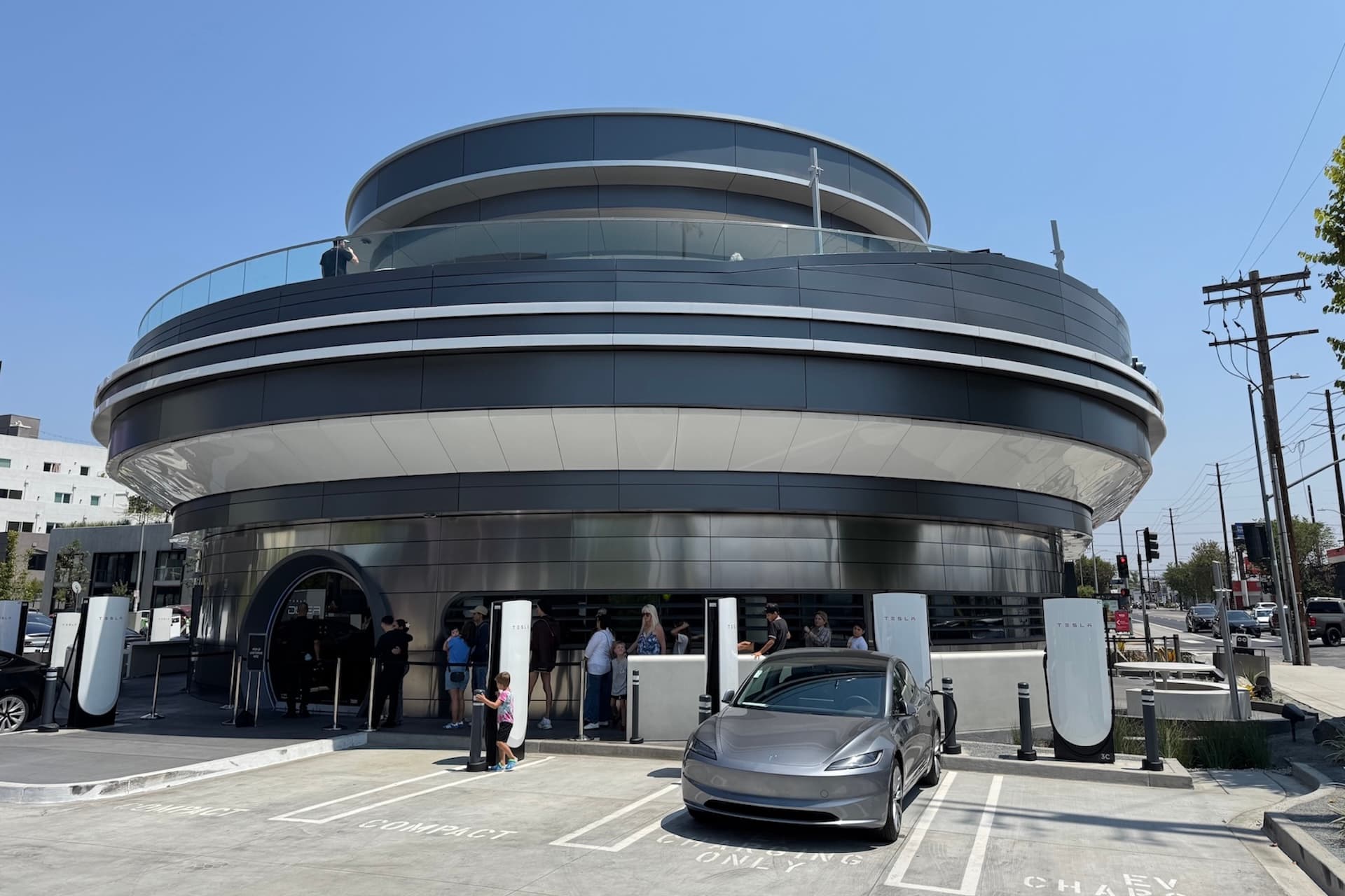 Cover Image for Ein Besuch im Tesla Diner in Hollywood: Der Apple-Effekt