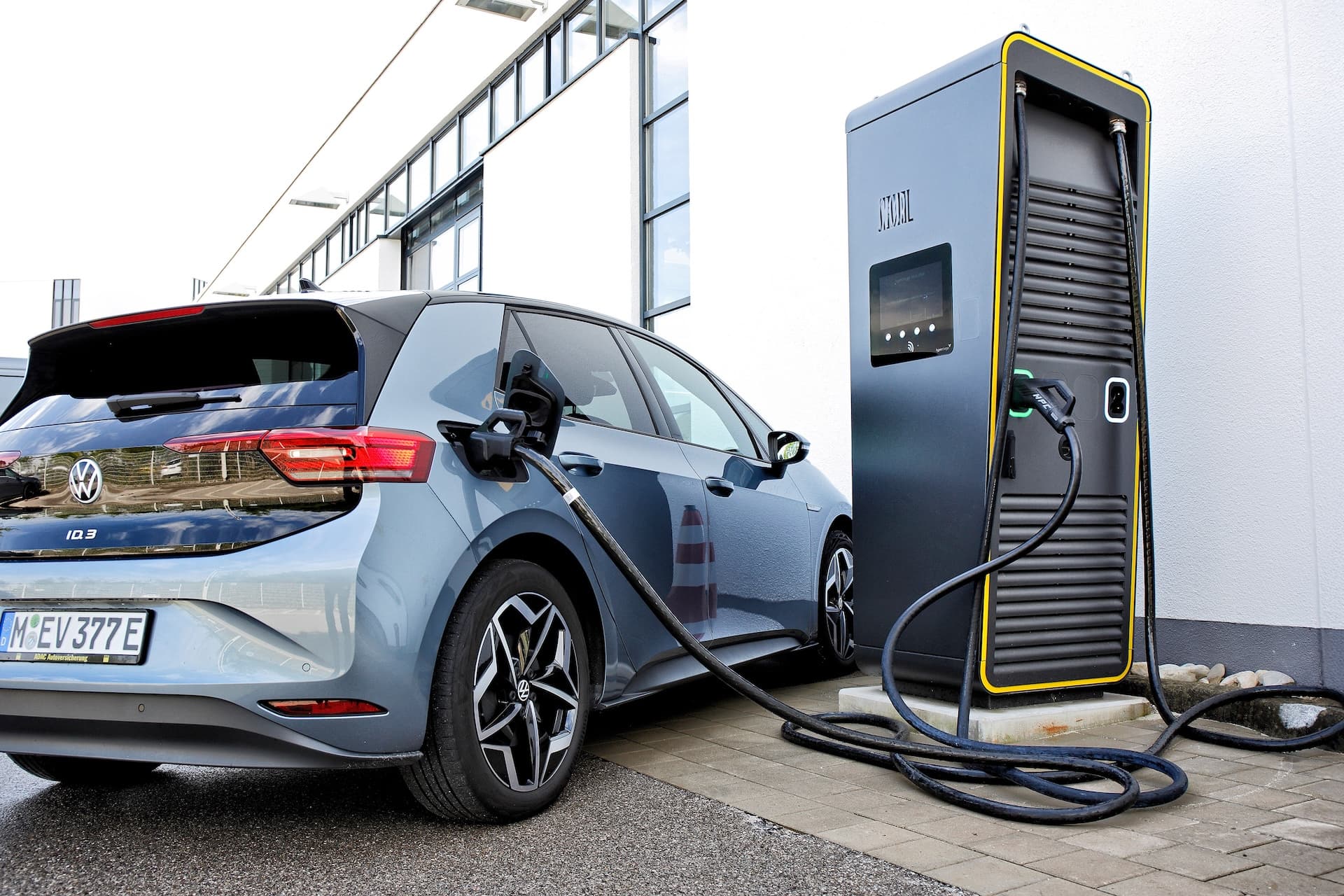 Cover Image for ADAC gibt Tipps für effizienteres Schnellladen von E-Autos